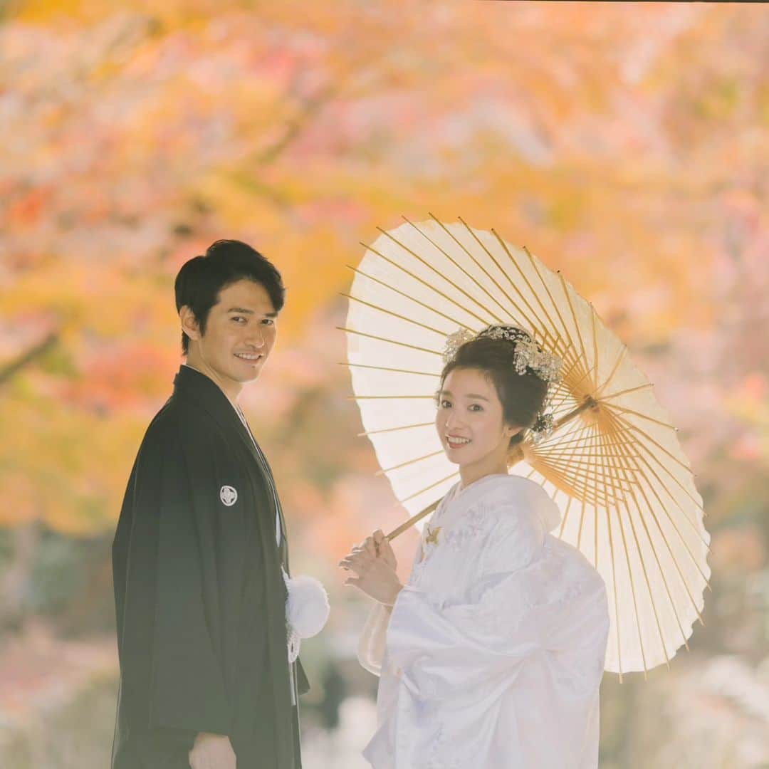 和婚スタイルさんのインスタグラム写真 - (和婚スタイルInstagram)「和装挙式の人気シーズン【秋】🍁  . 神社のご予約も、土日は大変埋まりやすくなっております！ ご予約はお早めに✨  . 秋挙式のご相談、ぜひお近くの店舗へお越しくださいませ。  . 【日本の美しい結婚式を紡ぐ】 @wakonstyle  −−−−−−−−−−−−−−− #和婚スタイル  #和婚スタイル花嫁 #神社  #神前式 #仏前式 #秋挙式 #2023秋婚 #2023冬婚  #花嫁  #新郎 #ウェディング #結婚式  #和装 #着物  #結婚式コーデ  #和装婚  #前撮り  #和装前撮り #神社挙式 #白無垢 #色打掛 #引振袖」8月8日 19時16分 - wakonstyle