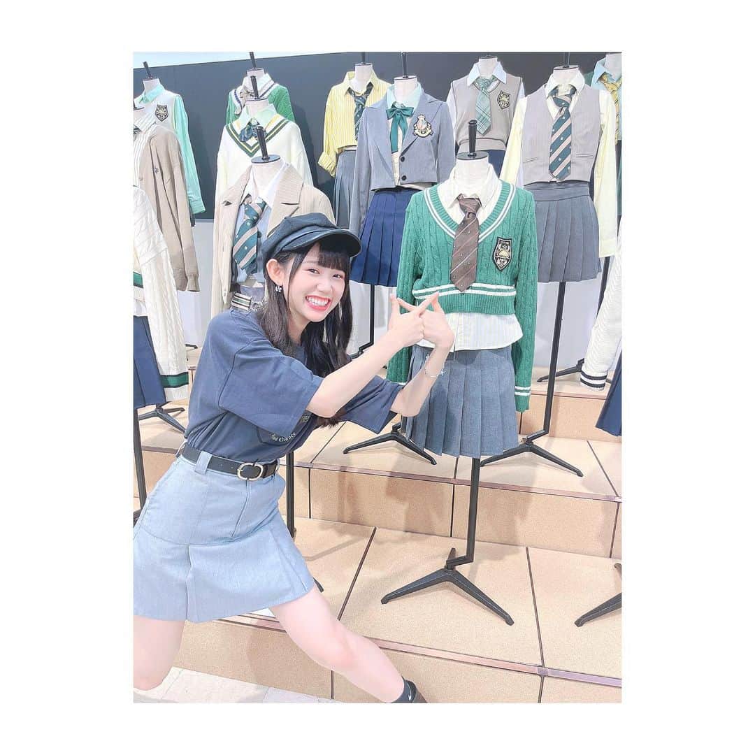林于馨さんのインスタグラム写真 - (林于馨Instagram)「. 這次可以說是為了 #AKB48大衣装展  才下定決心去日本的🤩 有好多好多件衣服現場看真的更可愛又精緻🥺 然後會場比想像中的豐富好多！！ 每一套都拍絕對是發不完💭 有好多細節真的要很近看才看得到 很感謝STAFF桑幫我介紹 還讓我寫留言板♡ 雖然說就到今天了 但據說下次還會有更多！ 大家有機會的話一定要到現場 看看オサレカンパニー的厲害🥺🫶🏻✨ - @osarecompany  #AKB48大衣装展 のために 日本に行くことを決まった！ やっぱり現場で見たら衣装も更にキラキラ に見えて、可愛いし尊いです！ 衣装作ってる人にホントに尊敬です！神👼🏻 近くで見ないと知らないとこが沢山でびっくり オサレカンパニーのスタッフさんも 色々紹介してくれて有難いです🙇🏻‍♀️🙇🏻‍♀️ 最後メッセージも書きました✨ 大衣装展は今日までみたいですが 次もまた多いらしいですね！ ぜひぜひ皆さんも自分の目で見に行ってください！🎀🎀🎀 - #AKB48 #AKB48TeamTP #TeamTP  #UnitTicTacToe #🔫 #れいち #林于馨 #オサレカンパニー #Osarecompany #アイドル衣装 #AKB48ナツマツリ」8月8日 19時16分 - reichi01_akb48teamtp