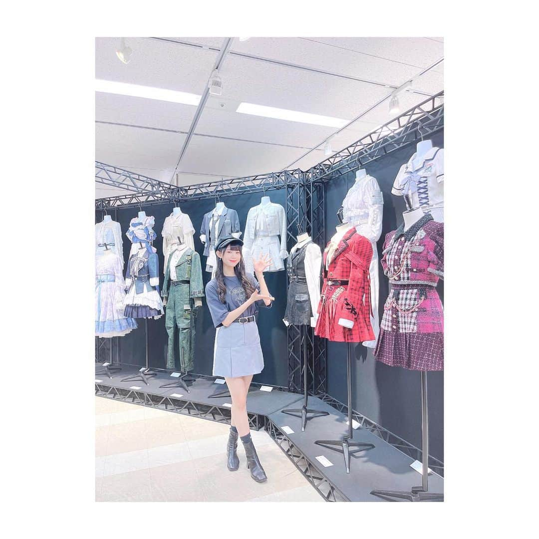 林于馨さんのインスタグラム写真 - (林于馨Instagram)「. 這次可以說是為了 #AKB48大衣装展  才下定決心去日本的🤩 有好多好多件衣服現場看真的更可愛又精緻🥺 然後會場比想像中的豐富好多！！ 每一套都拍絕對是發不完💭 有好多細節真的要很近看才看得到 很感謝STAFF桑幫我介紹 還讓我寫留言板♡ 雖然說就到今天了 但據說下次還會有更多！ 大家有機會的話一定要到現場 看看オサレカンパニー的厲害🥺🫶🏻✨ - @osarecompany  #AKB48大衣装展 のために 日本に行くことを決まった！ やっぱり現場で見たら衣装も更にキラキラ に見えて、可愛いし尊いです！ 衣装作ってる人にホントに尊敬です！神👼🏻 近くで見ないと知らないとこが沢山でびっくり オサレカンパニーのスタッフさんも 色々紹介してくれて有難いです🙇🏻‍♀️🙇🏻‍♀️ 最後メッセージも書きました✨ 大衣装展は今日までみたいですが 次もまた多いらしいですね！ ぜひぜひ皆さんも自分の目で見に行ってください！🎀🎀🎀 - #AKB48 #AKB48TeamTP #TeamTP  #UnitTicTacToe #🔫 #れいち #林于馨 #オサレカンパニー #Osarecompany #アイドル衣装 #AKB48ナツマツリ」8月8日 19時16分 - reichi01_akb48teamtp