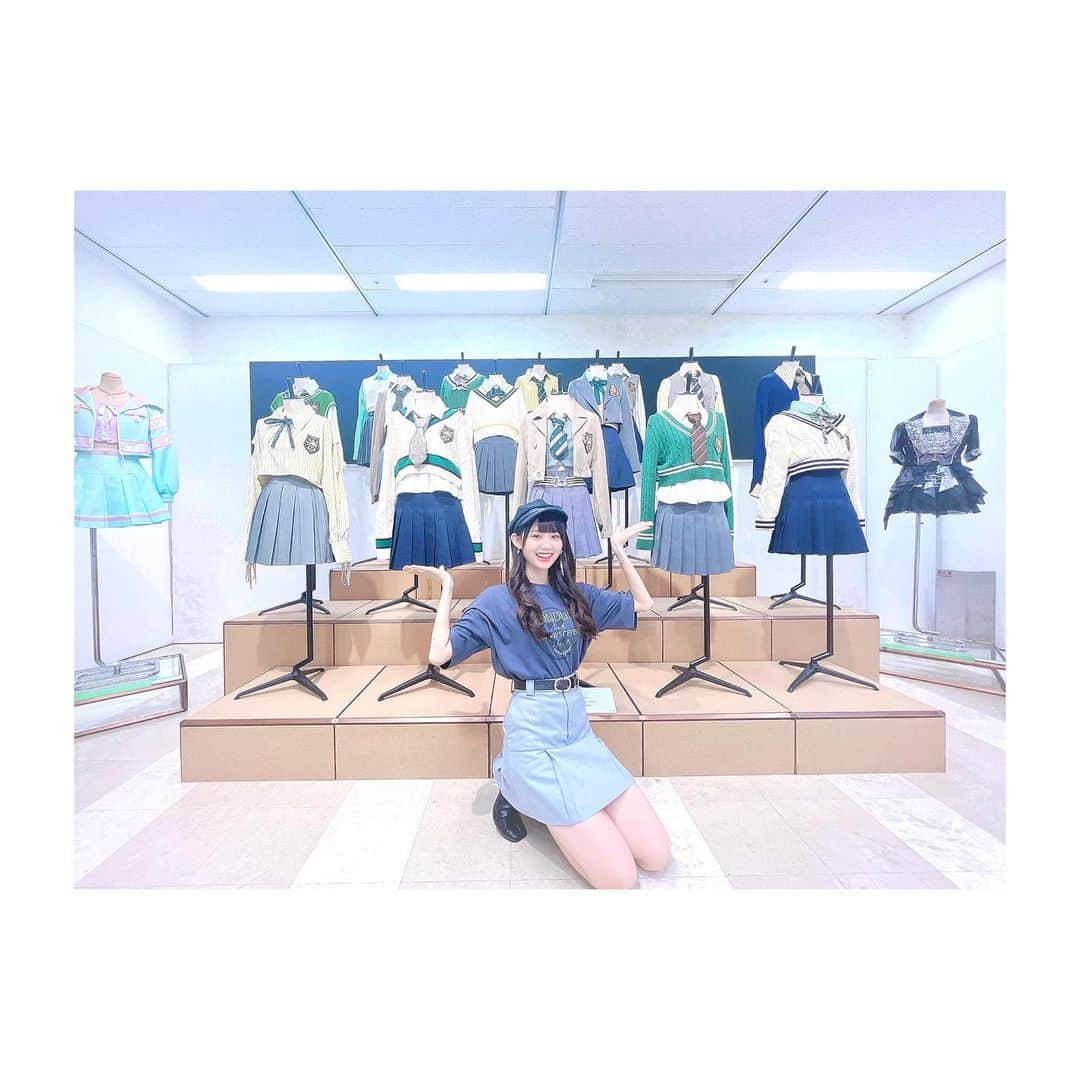 林于馨さんのインスタグラム写真 - (林于馨Instagram)「. 這次可以說是為了 #AKB48大衣装展  才下定決心去日本的🤩 有好多好多件衣服現場看真的更可愛又精緻🥺 然後會場比想像中的豐富好多！！ 每一套都拍絕對是發不完💭 有好多細節真的要很近看才看得到 很感謝STAFF桑幫我介紹 還讓我寫留言板♡ 雖然說就到今天了 但據說下次還會有更多！ 大家有機會的話一定要到現場 看看オサレカンパニー的厲害🥺🫶🏻✨ - @osarecompany  #AKB48大衣装展 のために 日本に行くことを決まった！ やっぱり現場で見たら衣装も更にキラキラ に見えて、可愛いし尊いです！ 衣装作ってる人にホントに尊敬です！神👼🏻 近くで見ないと知らないとこが沢山でびっくり オサレカンパニーのスタッフさんも 色々紹介してくれて有難いです🙇🏻‍♀️🙇🏻‍♀️ 最後メッセージも書きました✨ 大衣装展は今日までみたいですが 次もまた多いらしいですね！ ぜひぜひ皆さんも自分の目で見に行ってください！🎀🎀🎀 - #AKB48 #AKB48TeamTP #TeamTP  #UnitTicTacToe #🔫 #れいち #林于馨 #オサレカンパニー #Osarecompany #アイドル衣装 #AKB48ナツマツリ」8月8日 19時16分 - reichi01_akb48teamtp