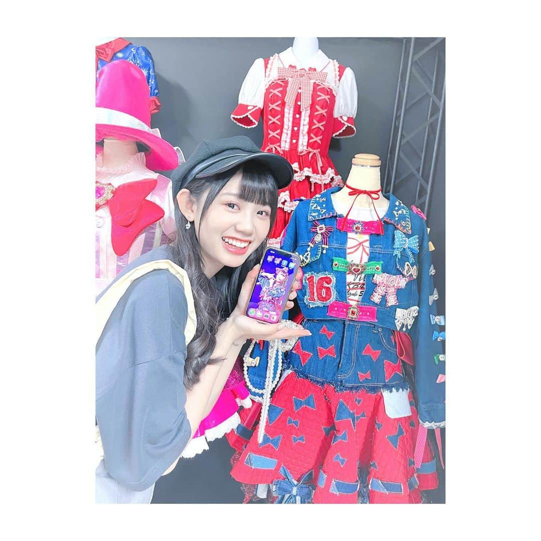 林于馨のインスタグラム：「. 這次可以說是為了 #AKB48大衣装展  才下定決心去日本的🤩 有好多好多件衣服現場看真的更可愛又精緻🥺 然後會場比想像中的豐富好多！！ 每一套都拍絕對是發不完💭 有好多細節真的要很近看才看得到 很感謝STAFF桑幫我介紹 還讓我寫留言板♡ 雖然說就到今天了 但據說下次還會有更多！ 大家有機會的話一定要到現場 看看オサレカンパニー的厲害🥺🫶🏻✨ - @osarecompany  #AKB48大衣装展 のために 日本に行くことを決まった！ やっぱり現場で見たら衣装も更にキラキラ に見えて、可愛いし尊いです！ 衣装作ってる人にホントに尊敬です！神👼🏻 近くで見ないと知らないとこが沢山でびっくり オサレカンパニーのスタッフさんも 色々紹介してくれて有難いです🙇🏻‍♀️🙇🏻‍♀️ 最後メッセージも書きました✨ 大衣装展は今日までみたいですが 次もまた多いらしいですね！ ぜひぜひ皆さんも自分の目で見に行ってください！🎀🎀🎀 - #AKB48 #AKB48TeamTP #TeamTP  #UnitTicTacToe #🔫 #れいち #林于馨 #オサレカンパニー #Osarecompany #アイドル衣装 #AKB48ナツマツリ」