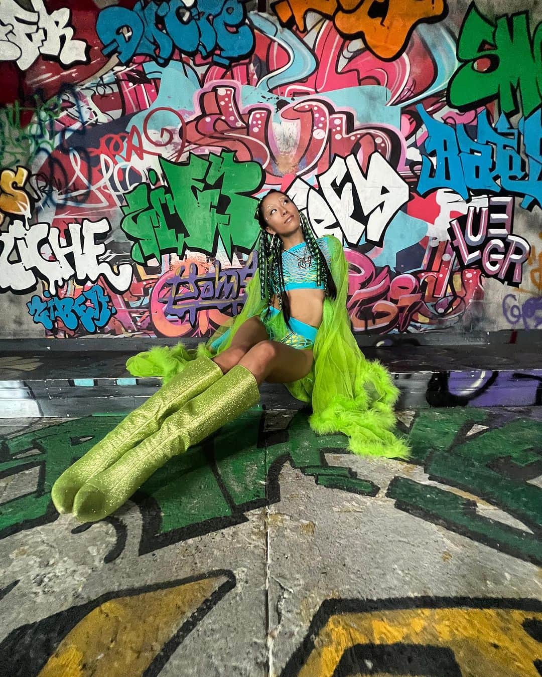 大門弥生さんのインスタグラム写真 - (大門弥生Instagram)「Trendsetting👽💚💙 メイク衣装ツボすぎた！妊婦でもバリバリのゆかりさんかっこいい！  最近、かっこいいギャル (女性) が周りにいすぎる！サイコウ！ガールズパワー！  MUA @yukariclarke  Styling @haruhi0322   #Empowerment #GyalSupportGyal #GIRLSPOWER #GoToUchu」8月8日 19時11分 - yayoidaimon