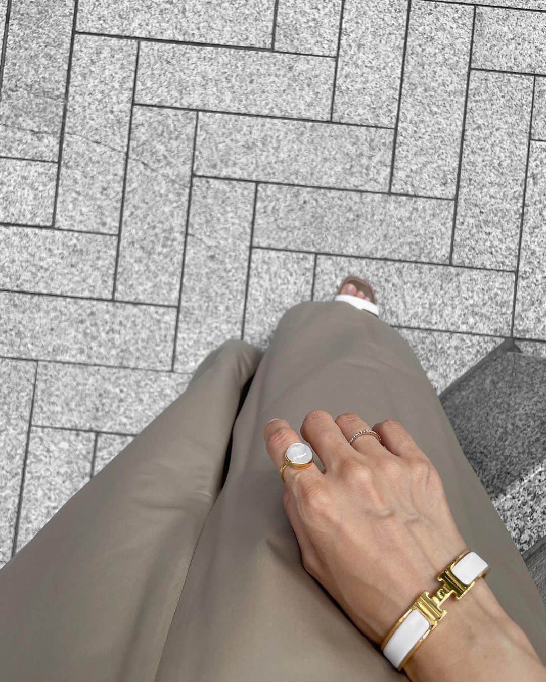 のインスタグラム：「𓍯𓈒𓏸 ・ ・ white×goldでまとめた日⋆︎* ・ ・  @odul.jewelry で見つけたリング、光の当たり方でレインボーに偏光するステキな色𓈒𓏸 天然石なのに10,000円以下で驚き𓏗𓏗 ・ ・ #ödül #odul #oduljewelry #ödüljewelry」