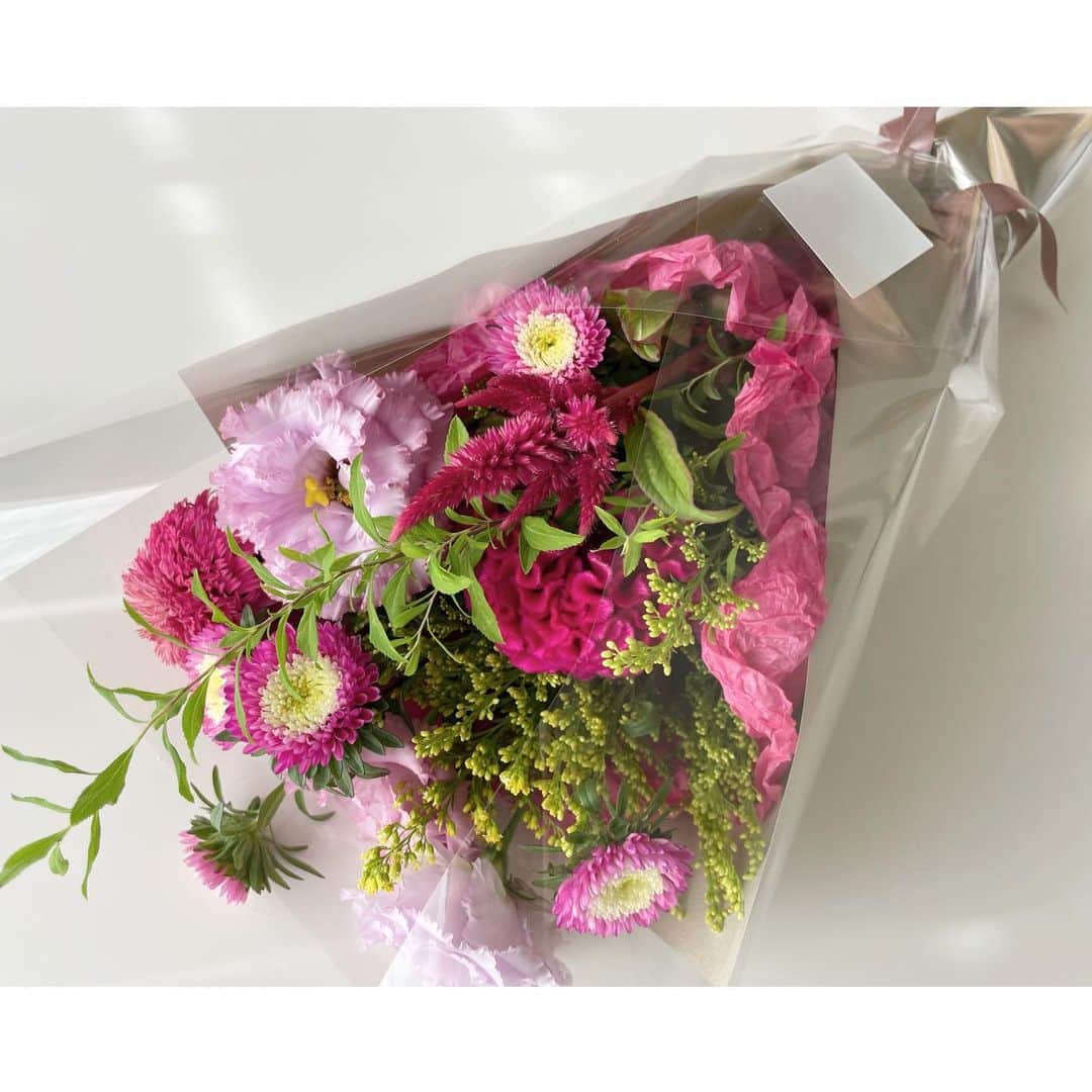 kumiのインスタグラム：「2023.8.8  結婚記念日💐＊ いつもありがとうとこれからもよろしくね。  ２枚目は朝ご飯のキューバサンド🇨🇺と それを狙う僕👦🏻♡　#愛おし」