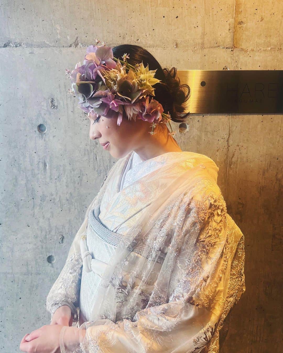 のインスタグラム：「その場で生花で作られるアクセサリーにもときめきながら。 ありがとうございました🌹 @decollte_weddingphoto  #naowhm」