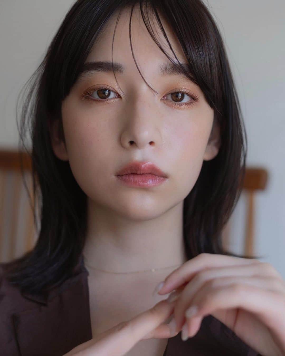 大木光のインスタグラム：「. プロセスは前の投稿より🙋‍♂️！  まぶたに溶け込み、密着。多重パールとツヤを仕込んだ、エマルジョン発想のリキッドアイシャドウ。  @threecosmetics  ユナイテッドフルイドアイカラー B01 DREAM TEAM S01 LOVE SHADE  乳液のようなテクスチャーを瞼にのせ指で広げるだけでエフォートレスに仕上がる。 カラバリ豊富な中でカラーによってラメ感や質感が違い、様々な雰囲気が楽しめるので 1色でも、2色の重ね使いもオススメの使い方👌！  #メイク #メイク動画#アイシャドウ #アイメイク#アイライン#秋コスメ#threecosmetics」