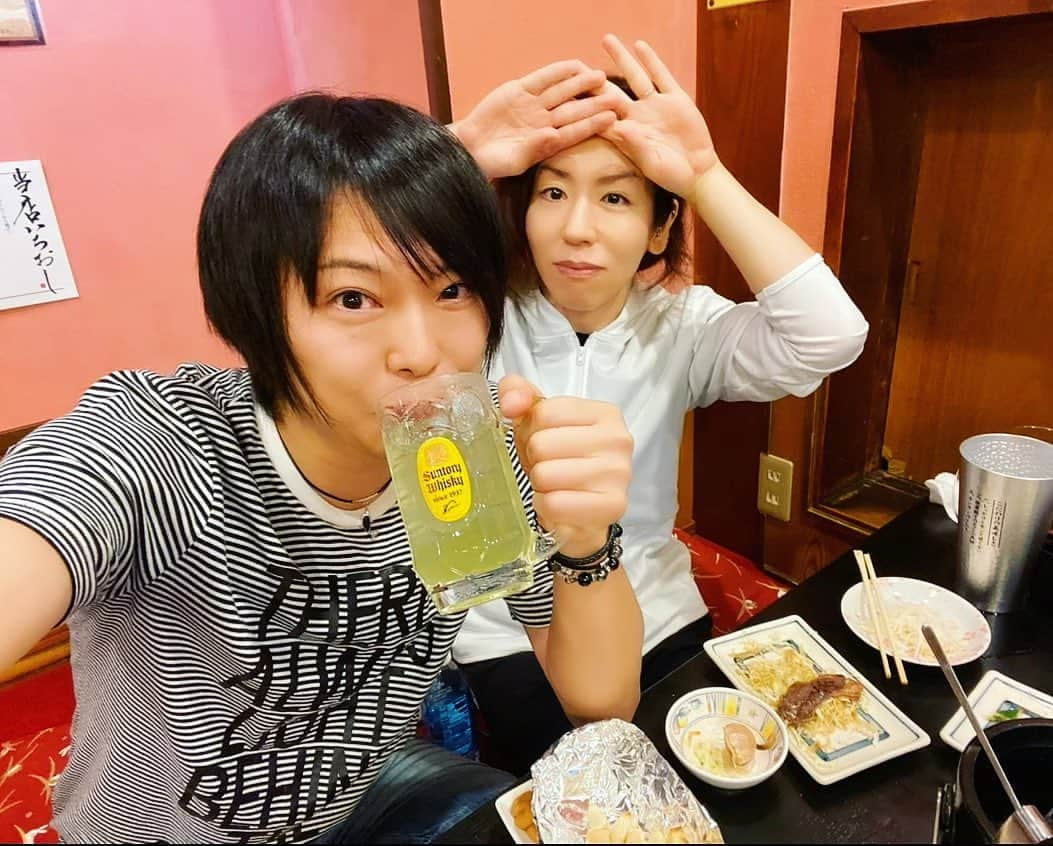 Kouichiさんのインスタグラム写真 - (KouichiInstagram)「にゃー！！😺  昨晩はν[NEU]のリーダー、ヒィロさんとご飯に行ってきました🍺 先月も一緒に飲んだんだけど、その時は他にも色々な人達がいたのでじっくりお話が出来なかったんだけど、今回は２人っきりだったのでじっくり＆ゆっくりお話しができました。  終始「大人の会話」って感じで楽しかったな🤭 こーゆうの好き…❤️  ヒィロさんと俺は家がものすごく近い ＆お互いリーダー Janne Da Arc大好き という共通点だらけなので、これからも頻繁に２人で飲みに行きそうな予感がしました。笑  ヒィロさん、ありがとうございました😊♬  #Japan #日本 #Rock #ロック #BAND #バンド #Kameleo #カメレオ #Bass #ベース #Kouichi #ν[NEU] #リーダー #ヒィロさん #楽しかった #また #飲みに行きましょう」8月8日 19時21分 - kamekouchian