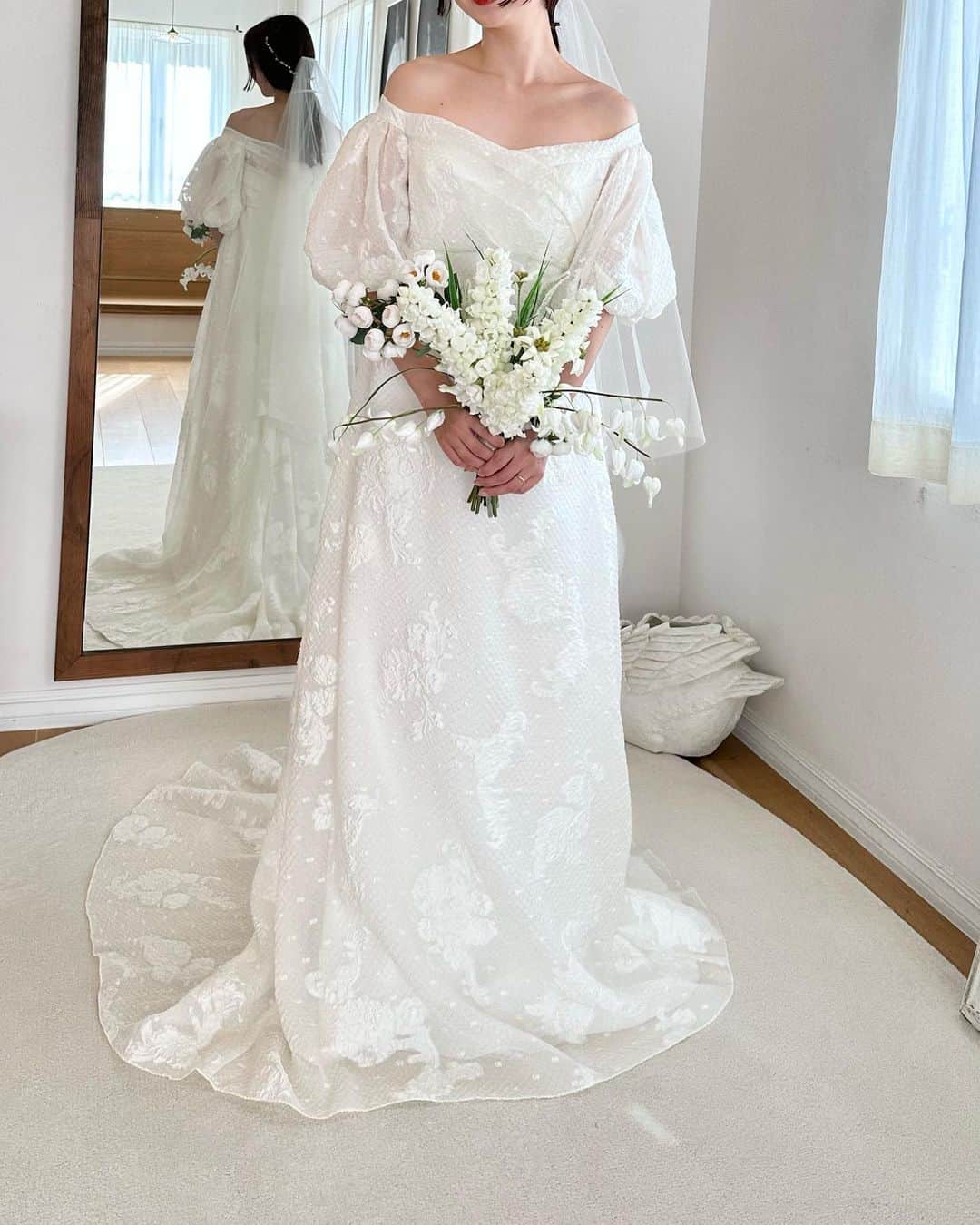 miho uesugiさんのインスタグラム写真 - (miho uesugiInstagram)「結婚式はしないけど、写真に残そうということで @maisonsuzu さんへ試着に🕊️ フォトプランを利用することにしました。  ㅤㅤㅤㅤㅤㅤㅤㅤㅤㅤㅤㅤㅤ  とても繊細で美しいドレスばかりの中、8着に絞り、その中でさらに4つに絞りましたが…！ どれが良いと思われますか💦 一生に一度なので悩みますね😭  ㅤㅤㅤㅤㅤㅤㅤㅤㅤㅤㅤㅤㅤ  とても素敵な接客で楽しい時間を過ごさせていただきました。 みなさまお勧めです！！！ 撮影日が楽しみです✨  ㅤㅤㅤㅤㅤㅤㅤㅤㅤㅤㅤㅤㅤ  ㅤㅤㅤㅤㅤㅤㅤㅤㅤㅤㅤㅤㅤ #maisonsuzu#フォトウェディング#ウェディングドレス#ウェディング#ドレス#カラードレス#ウェディングフォト#試着 ㅤㅤㅤㅤㅤㅤㅤㅤㅤㅤㅤㅤㅤ」8月8日 19時21分 - uepoooning