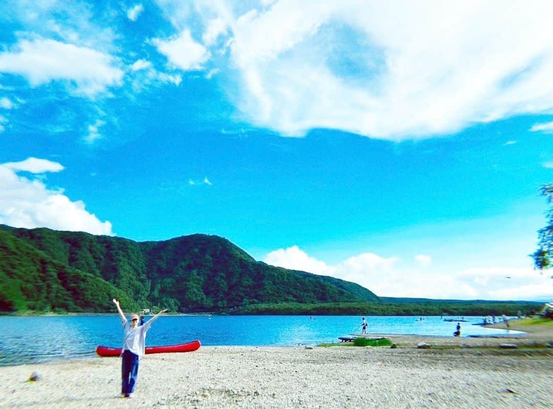ベッキーのインスタグラム：「夏してます！ 同時に夏風邪も引いてます！ つまり、超〜夏感じてます🍉  YouTube『ベツキイ‼︎‼︎』でぐっさん(山口智充さん)とのドライブ旅がアップされてました！ ぜひご覧ください。  あと『あいの里』のアンチョビのお店に突撃しに行って大モメした動画もおかげさまで20万回再生🙏 ありがとうございます。」