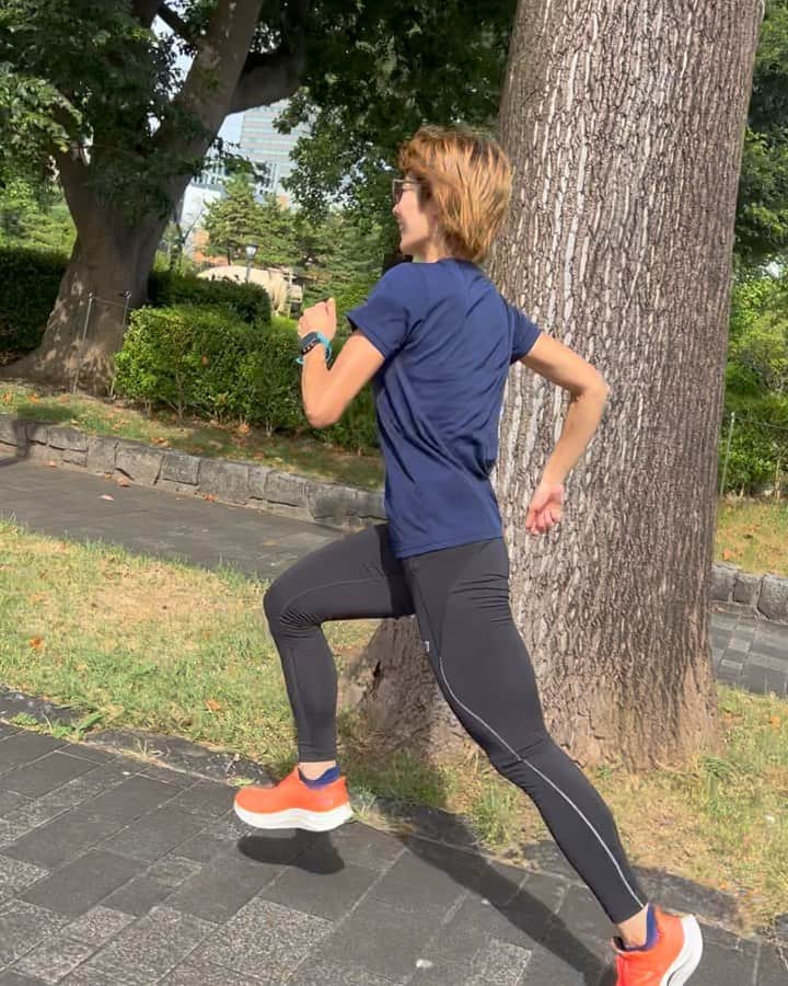 西谷綾子のインスタグラム：「🏃‍♀️️ @kuro_ryo パーソナルトレーニング後 走ってみたらグイグイ前に進み めちゃくちゃスピード出て びっくりした😂😂  習ったこと復習して体に染み込ませたい！！  履いてるシューズは👟NB Propel 安定性に加え反発性も兼ね備えたプレート入りモデル！ 履き心地も良い🥰👌 @newbalance @newbalancerunning   先週のポイント練は 8/3(木)坂道ダッシュ＋1分速く走る×10本 8/6(日)2km×4本 その時の気持ちはストーリーズにアップした写真③④  キツくて自分に負けそうになったけど粘れた！ 集中して走れてる🏃‍♀️  暑い夏を元気に乗り越えるためにも 睡眠・食事・ケア意識していく🌻☀️☺️」