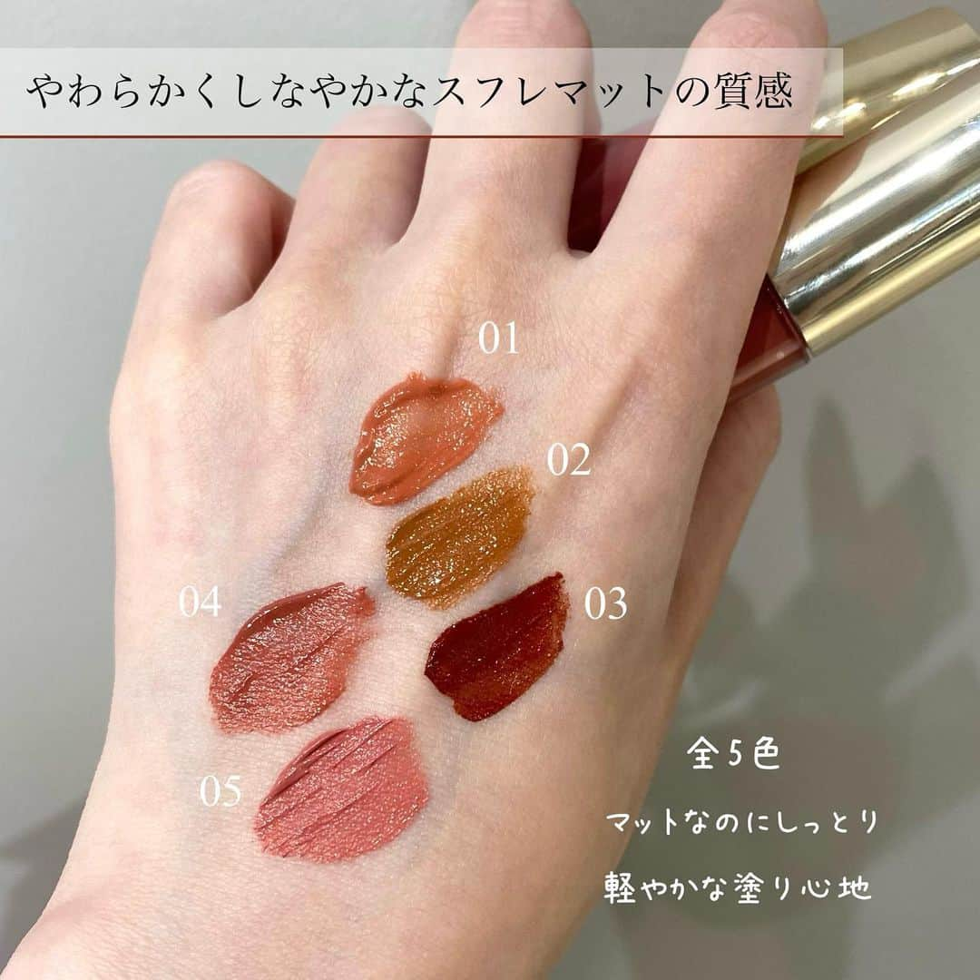 海老原りささんのインスタグラム写真 - (海老原りさInstagram)「SNIDEL BEAUTY 　 　 　 今日のデイリーメイクは 8月11日から発売されるSNIDEL BEAUTYの 秋コスメを使ってみたよ〜👏🏻✨ 　 SNIDEL BEAUTY テイラード カラー アイズ ‾‾‾‾‾‾‾‾‾‾‾‾‾‾‾‾‾‾‾‾‾‾‾‾‾‾‾‾‾‾‾‾‾‾‾‾‾‾‾‾‾‾‾‾‾‾‾‾‾‾‾‾‾‾ 私が使用しているのは あたたかみのあるコーラル系のパレット 05 Golden Hour。 　 予約の時点では01と02が人気みたい✨ 　 ほんのりトレンドのくすみ感も感じさせる 重ねるほどに透き通る3つの質感とカラー。 　 ブラシでのせるとすごく淡い発色で 見たままの発色にしたい部分は 指で直接のせても良いかも👏🏻 　 シーンを選ばず使える 洋服や髪型の全体の雰囲気を 邪魔せずに溶け込んでくれるような 透明感のある発色が楽しめるよ😌 　 SNIDEL BEAUTY  ピュア リップ スフレ ‾‾‾‾‾‾‾‾‾‾‾‾‾‾‾‾‾‾‾‾‾‾‾‾‾‾‾‾‾‾‾‾‾‾‾‾‾‾‾‾‾‾‾‾‾‾‾‾‾‾‾‾ 私が使っているのは 深みのある発色で肌の透明感を際立たせる マチュアなレッド03 Spicy Red。 　 やわらかいスフレマットの質感で 秋らしいリキッドリップカラー。  ふわっと発色してくれて 指でぼかしやすく軽やかな使い心地✨ 　 　 私はお気に入りのカラーしか 試していないんだけど 他カラーも素敵だったので 発売したらチェックしてみてね😌💕 　 　 　 @snidelbeauty  #SNIDELBEAUTY#ピュアリップスフレ #テイラードカラーアイズ#スナイデル #スナイデルビューティ」8月8日 19時32分 - ebichan_nn_n