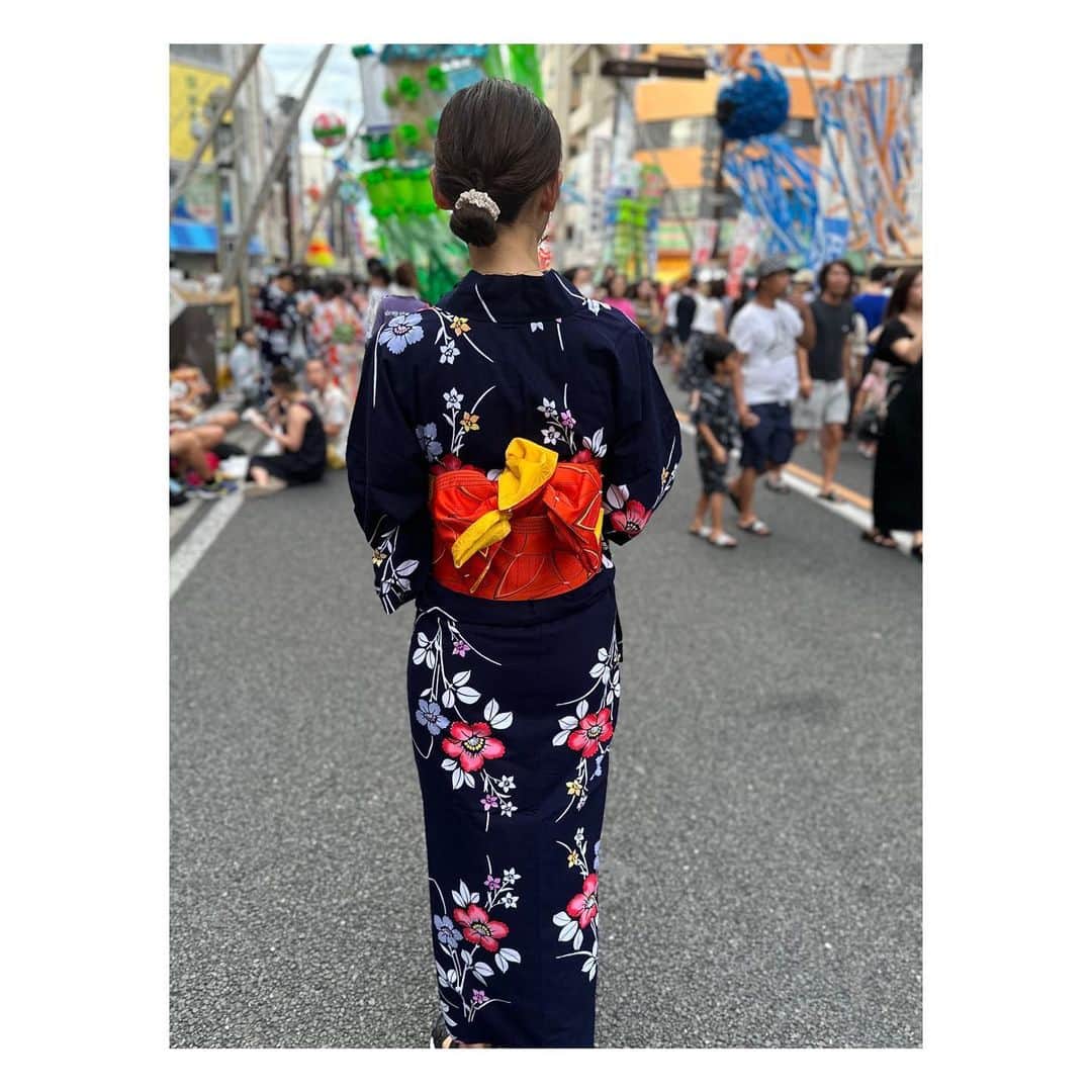 阿部芳美のインスタグラム：「先日、#安城七夕祭り に行ってきました🎋👘  30年以上前、母のために祖母が手作りした浴衣。 サイズがぴったりだったので、 今は私が譲り受けました✨  プライベートで浴衣を着たのは久しぶり！ 今年は各地で4年ぶりに通常開催のお祭りが多く嬉しいです☺️ 屋台ご飯いっぱい食べたぞ〜〜！！！  今週から来週にかけては台風の影響が心配です…🌀🥲  #夏祭り #浴衣」