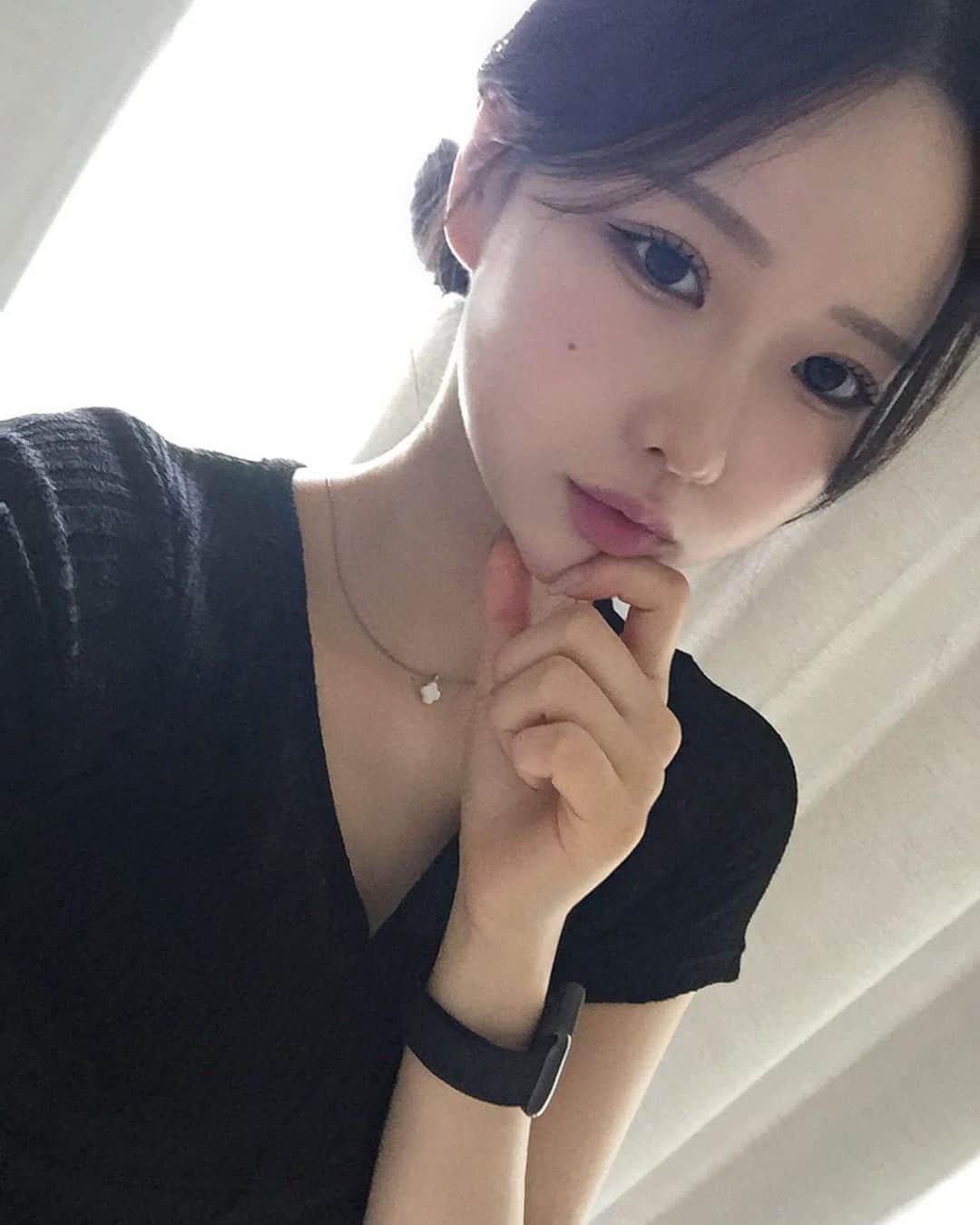 momoのインスタグラム：「🖤.·」