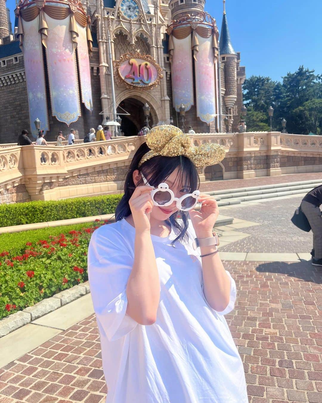 星野理沙のインスタグラム：「☁️  スーパー時差投稿😇 40周年Tシャツでディズニー行ったよ🌈✨ 本当は40周年のカチューシャしたかったんだけど売り切れてて…メンカラ意識の黄色にしました💛  そしてベイマックスのサングラス🕶😎似合う〜？ シンデレラ城も40周年仕様で可愛かった！ 期間中にあと2回は行きたい！  インスタ投稿サボりすぎちゃった！撮り溜めてる写真たくさんある、、、フォロワーさん増やせるように頑張る！いいね保存よろしくね🪄  #ディズニーランド #ディズニー #disney #disneyland #40周年 #ディズニーコーデ #ディズニーカチューシャ #ベイマックス #黒髪 #ボブ #ミディアムヘア #アイドル #暗髪 #自撮り #idol #japaneseidol #instalike #instagood」