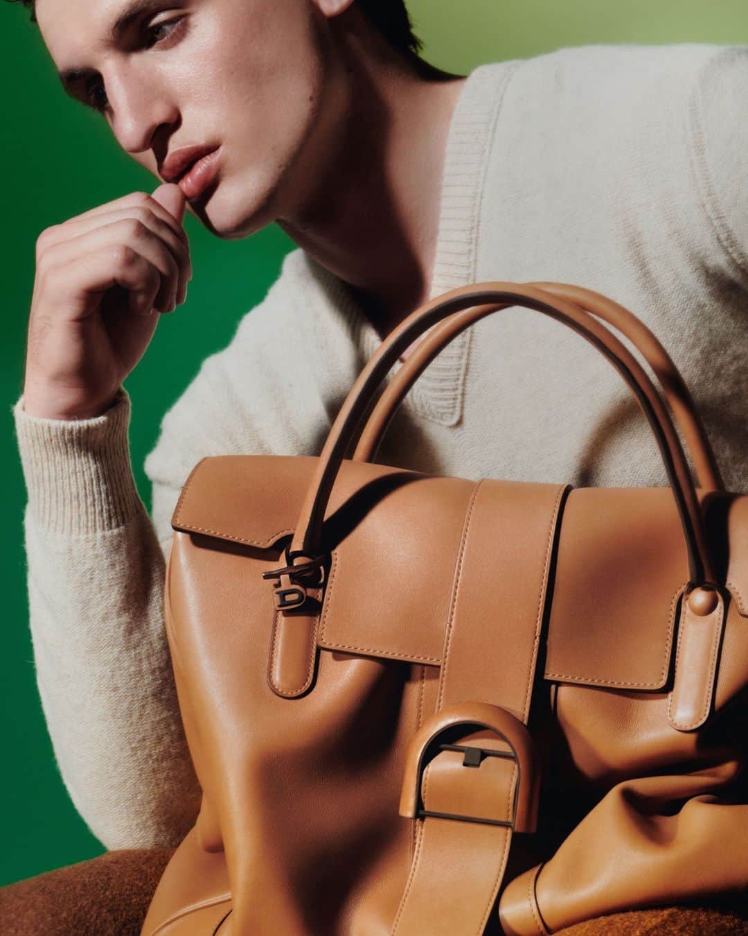 デルボーのインスタグラム：「Never let it go. ⁣ ⁣ A modern heirloom, the Brillant L’XXL is the weekender version of Delvaux’s emblematic silhouette originally designed in 1958. Defined by its architectural silhouette and curved buckle, the Brillant L’XXL is made from supple Dream Calf leather, one of the most opulent leathers in Delvaux’s collection. Exquisite to the touch, the leather gives L’XXL a relaxed refinement and integrity designed to last for generations. ⁣ ⁣ #Delvaux」