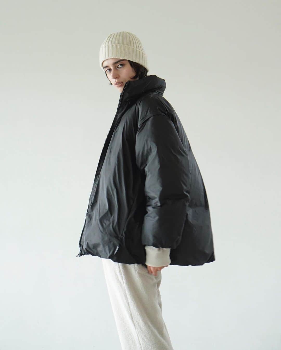 AICOのインスタグラム：「Traditional Weatherwear × CLANE のコラボレーションが決定。ファッションと実用性を兼ね備えたPACKABLE DOWN JACKETが発売になります。   英国を代表するアウターウェアブランドMACKINTOSHのファミリーブランドで、英国の伝統と今の気分を感じさせるコレクションをリリースしているTraditional WeatherwearとCLANEのコラボレーションダウンジャケットが10月中旬より発売決定。形は一から作られたCLANEコラボレーションオリジナルで、実用性だけでなくCLANEらしいシルエットにも拘ったパッカブルのダウンジャケットです。一般的なパッカブルでイメージする薄手のインナーダウンではなく、しっかりとボリューム感のあるアウターで、真冬の防寒にも心強いアイテムに仕上がりました。袖が取り外せる仕様でベストとしても着られ、タウンユースから、アウトドアやキャンプなどアクティブなシーンまで幅広く使っていただけます。サイズ展開は３サイズで、一番大きいサイズはメンズも着ていただけます。  ✔︎Traditional Weatherwear × CLANE PACKABLE DOWN JACKET ¥42,900 カラー:BEIGE/BLACK サイズ：1/2/3  【Traditional Weatherwear × CLANE】 先行予約：8月25日（金）～8月27日（日）/9月7日（木） 一般発売：10月中旬以降予定 展開店舗：CLANE直営店、CLANE ONLINE STORE  ※先行予約は新宿ルミネで行われるPOPUPSTOREの予約期間中とリニューアル初日のみ行います。  #CLANE #コラボレーション #TraditionalWeatherwear」