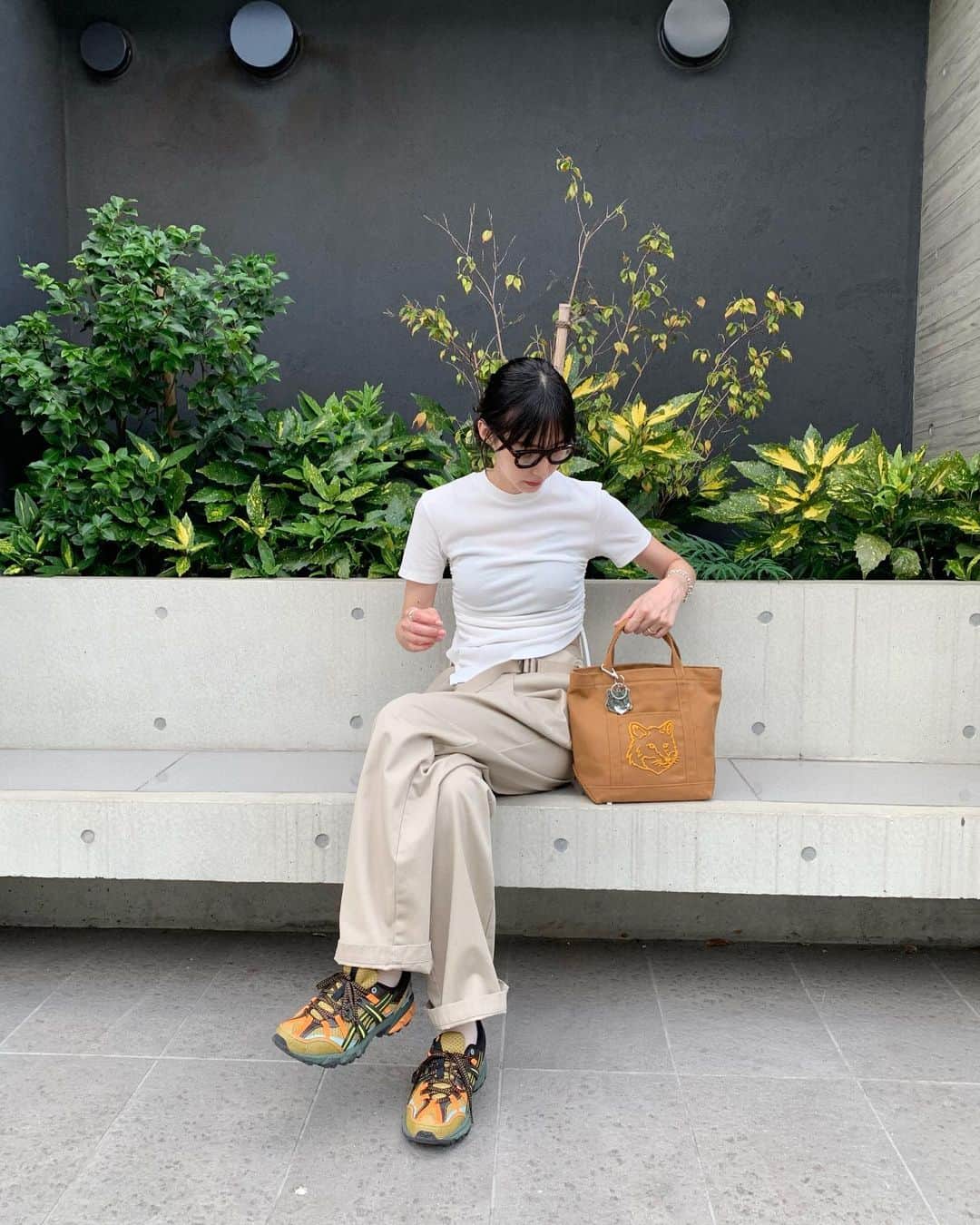 Shiho Sasakiのインスタグラム：「@maisonkitsune 🦊 秋冬新作コレクションの「BOLD FOX」シリーズ🍁  ブランドを象徴するボールドフォックスの刺繍があしらわれたフォックスヘッド ミニトートは しっかりしたキャンバス素材に、2wayストラップでショルダーにも使える仕様⭕️ Sサイズだけど、マチしっかりあってデイリーユースしやすい👏🏻 GOLDEN BROWNと呼ばれる肌馴染みの良いこっくりブラウンは秋の気分にぴったり🍫 これからニットやら、温かみのある素材にも相性良さそう🍂  メタルキーリングのフォックスヘッドも何とも愛らしい…🦊 わたしが付けているのはKHAKI💚 カラビナも付いているからベルトループに引っ掛けるのも有りですね！👖  #PR #メゾンキツネ #MaisonKitsune #BOLDFOX」