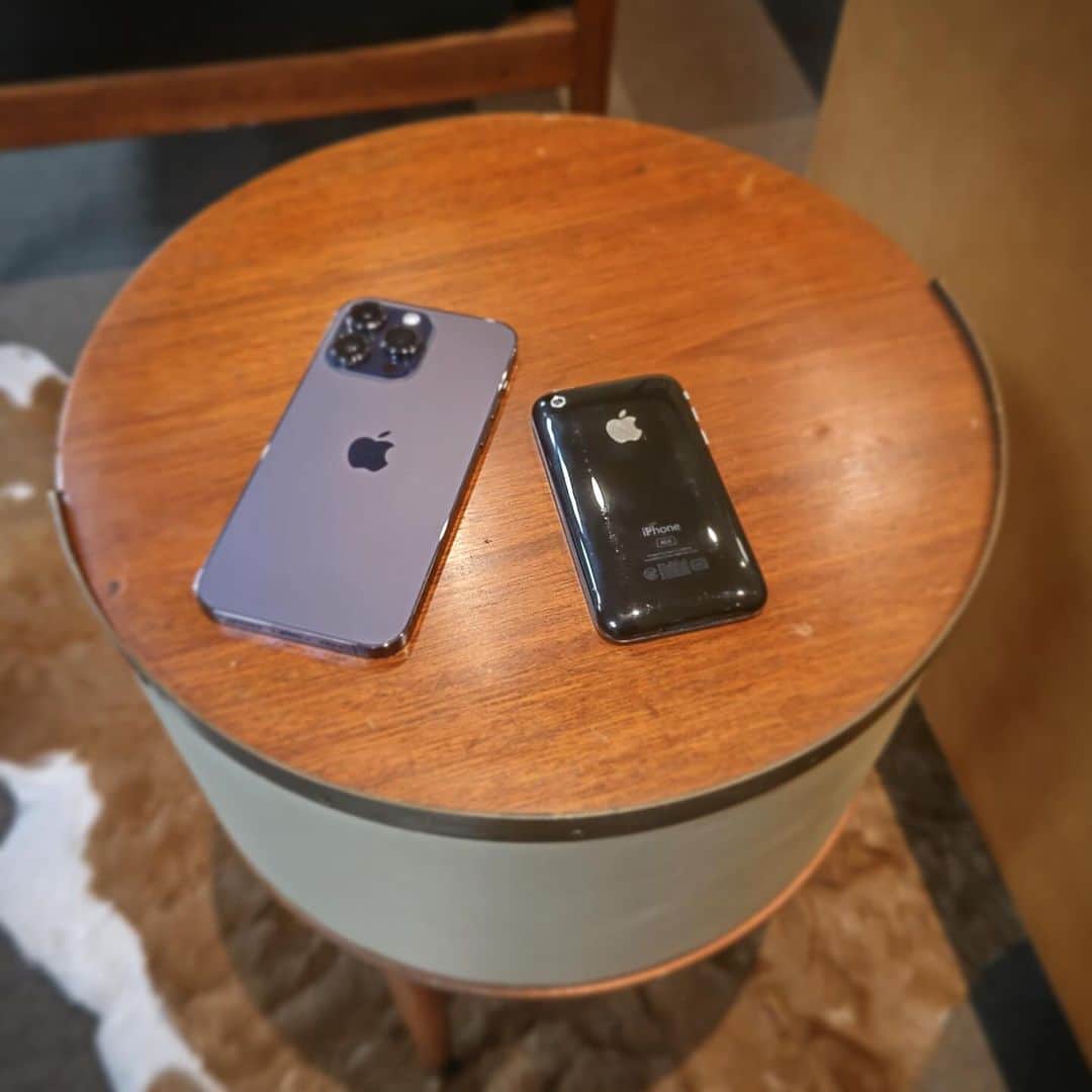のインスタグラム：「確か初めてApple製品を買ったのはiMacのブルーだったかな。1999年頃。 それから製品はもちろん、あらゆるApple logoを見つけたら古着やポスターや小物など集めて25年ほど経つ。  @apple   2023.8.8  Appleは日本で記念すべき40周年を迎えたそうです。 最初はPC。 音楽を聴き、部屋から外に持ち出す。 電話を掛け手元でデバイスを持ちその頃から肌身離さず身体の一部のような存在に。 40年が経ち生活そのものになったAppleは10年後はどういう存在なのか。  デザインという柱は変わりなく常に想像さえ出来ない存在でいて欲しい。  初代iPhoneも大切に持ってます。       40周年おめでとうございます。  #apple #40th #design」