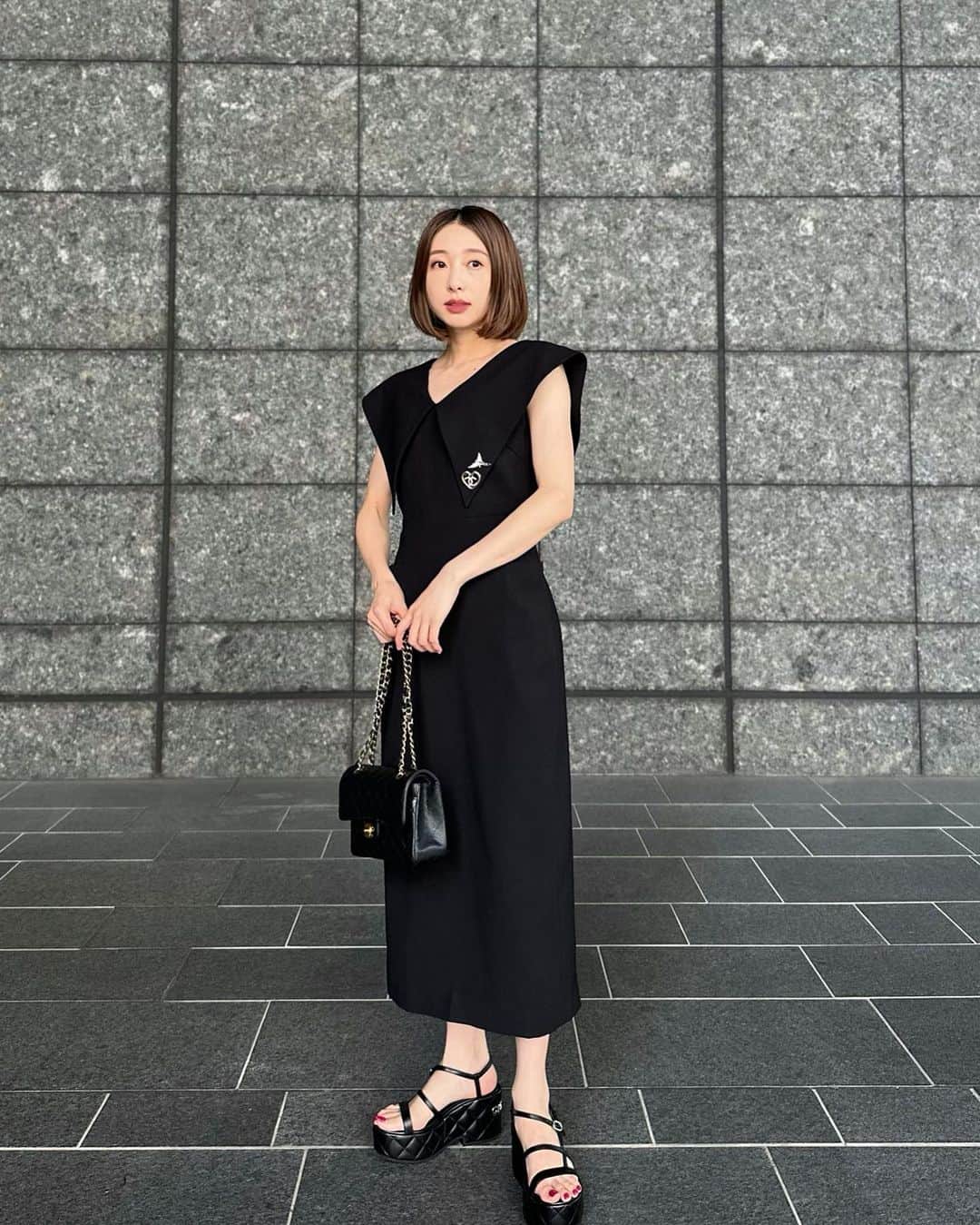 冨張愛のインスタグラム：「All Black🖤 大きな襟にはブローチを重ね付け。 スタイルをかなり良く見せてくれる細見えワンピース、これを着てワイン飲みに行きたくなる🙋‍♀️笑  onepiece ... #luxent @luxent_official  shoes bag accessory ... #chanel @chanelofficial」