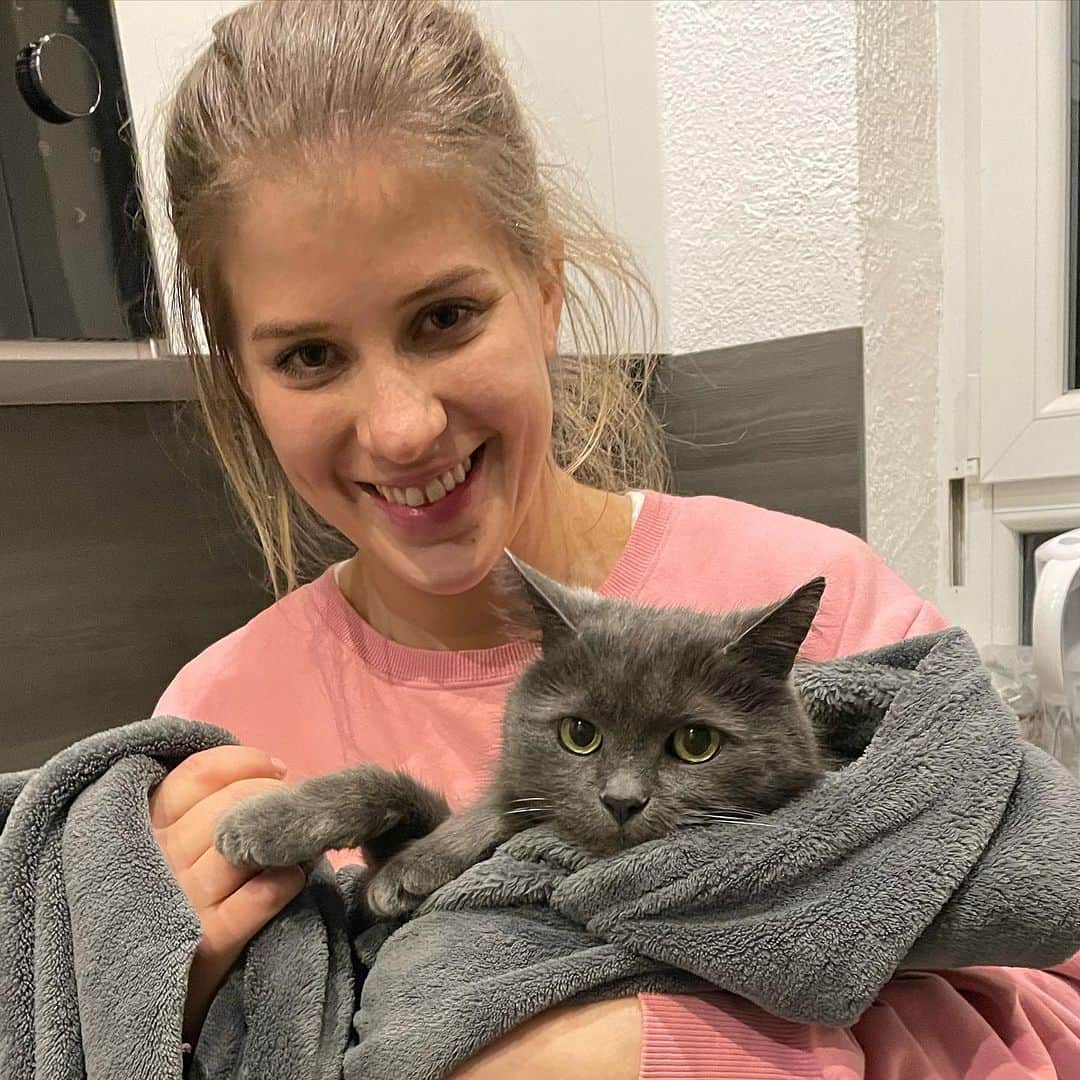 エリザベト・ザイツのインスタグラム：「Welt-Katzentag 🐈‍⬛❤️  Da darf ein Post mit meinem Sammy nicht fehlen 🥹🙌.   Auch wenn er in seinen 13 Lebensjahren ein paar spezielle Anwandlungen bekommen hat, habe ich ihn trotzdem unglaublich lieb 🥰.   #worldcatday #catlover #sammy #eliseitz #cat #love」
