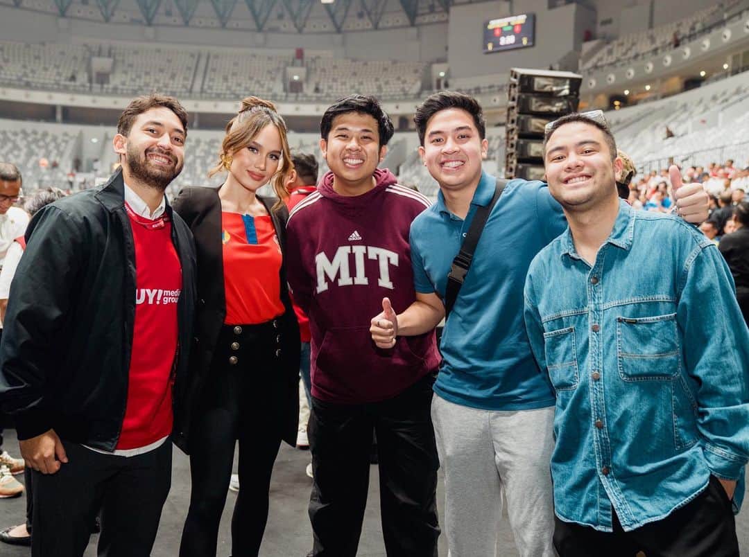 Cinta Lauraさんのインスタグラム写真 - (Cinta LauraInstagram)「With lovely, accomplished and driven people supporting the launch of Indonesia Arena! 🇮🇩  📸: @bengurion.works」8月8日 19時37分 - claurakiehl