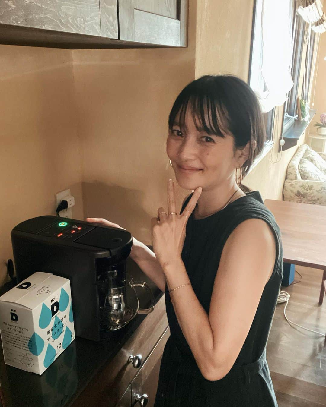 北澤 宏美のインスタグラム：「✳︎ ドリップポッドを新調し いつもよりも気分高めになってます🙇🏻‍♀️✌️ @ucc_drippod   このドリップポッドは使い方がシンプルでノンストレス この私でもすぐに淹れたての美味しいコーヒーがいただけました♡  電源ON→スタンバイ→抽出まで ワンストップで操作可能 いつでも本格的な１杯が楽しめるよ✨  ちなみに抽出モードは ☕️ストロング ☕️コーヒースタンダード 🧊アイス（コーヒー） あと紅茶と緑茶ボタンもある♡  今回私が注文したセットは 【公式限定】ドリップポッドスターターセット飲み比べ48杯13,800円←というやつです♡ （※今なら8月21日まで2,000円OFFのクーポンコード出てたはず❣️）  コンパクトで暮らしに馴染むユニセックスなデザイン カラーも4色あって私はブラウンにしてみたよ🤎  みなさんも穏やかで楽しいひとときを🕊  ＿＿＿＿＿＿＿＿＿＿＿＿＿＿＿＿＿＿＿＿＿ @ucc_drippod ← いつもと違ったコーヒーの楽しみ方が載ってました （マリアージュや季節のアレンジレシピなど） 是非ご参考に♡  #コーヒーのある暮らし #コーヒー #コーヒーブレイク #コーヒー好き #おうちカフェ」
