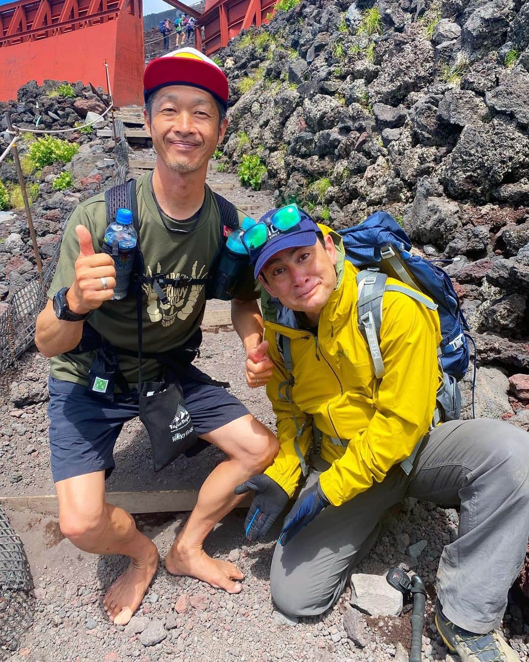 野口健のインスタグラム：「先日の富士山登山で裸足で登っている方が…。 ビックリ仰天！(◎_◎;)  お声がけさせて頂きましたが、なんと、20年弱、裸足で山に登り続けているとのこと。ふくらはぎもパン！と張っていて、美味しそうでした(^.^) IZUMIさんとお話をしながら山頂を目指しましたが、素敵なオーラ、漂っていましたね〜。それにしても、本当に痛くないのかな…。もう、ひたすらにビックリ！！！  #野口健#富士山#富士山登山」