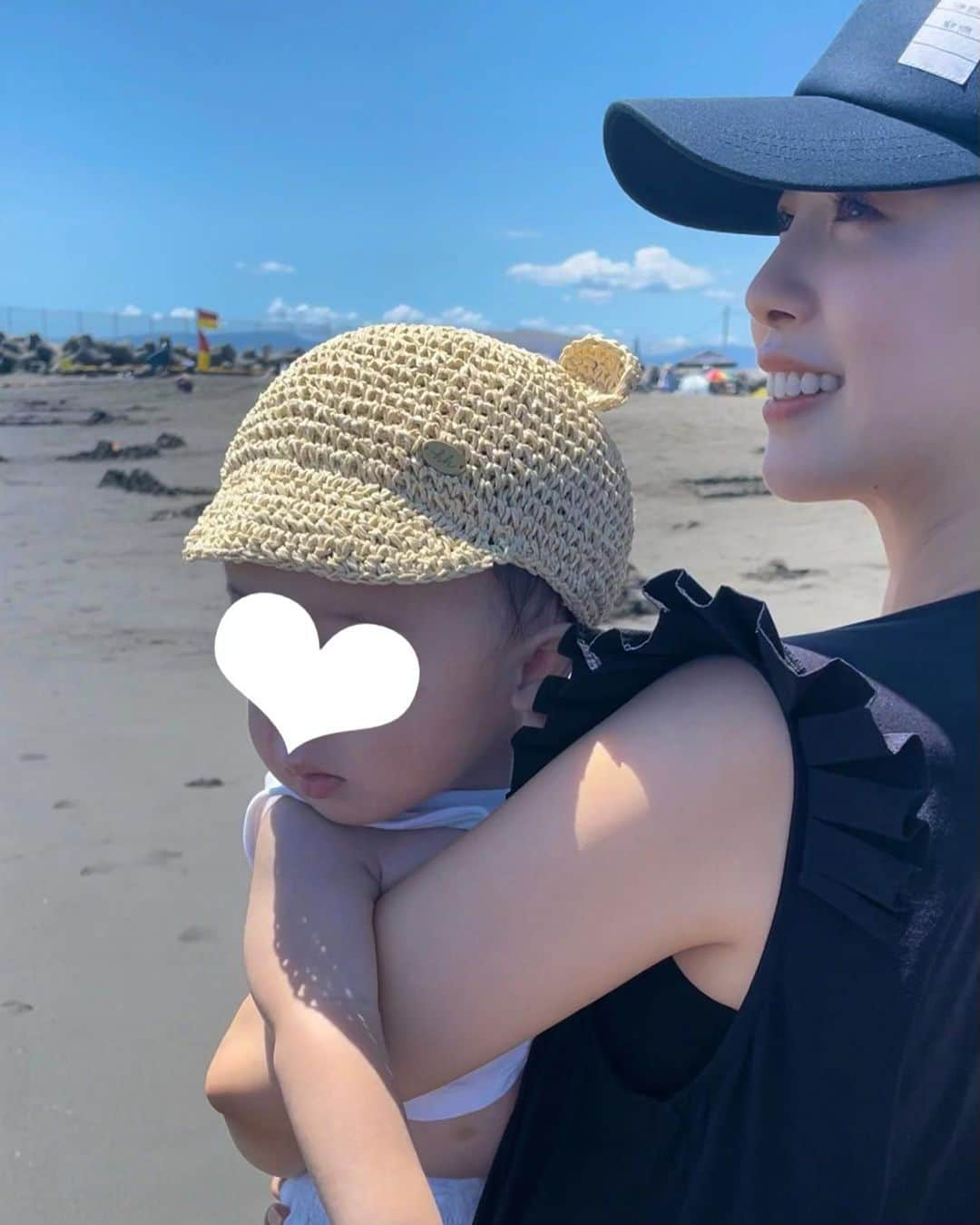 五條まりなのインスタグラム：「♡ 　 先日、息子初めての海🏖️ 海沿いにはいたものの、その日にビーチに行く予定はしていなかったので、抱っこで少しだけ🪼 不思議そうに海を見ていたのが可愛かったなぁ☺️ 　 次はちゃんと用意して行きたい🏝️ 　 お気に入りのくまみみ帽子🧸👒 ⁡ ⁡ ⁡ #令和4年ベビー#男の子ママ#男の子ベビー」