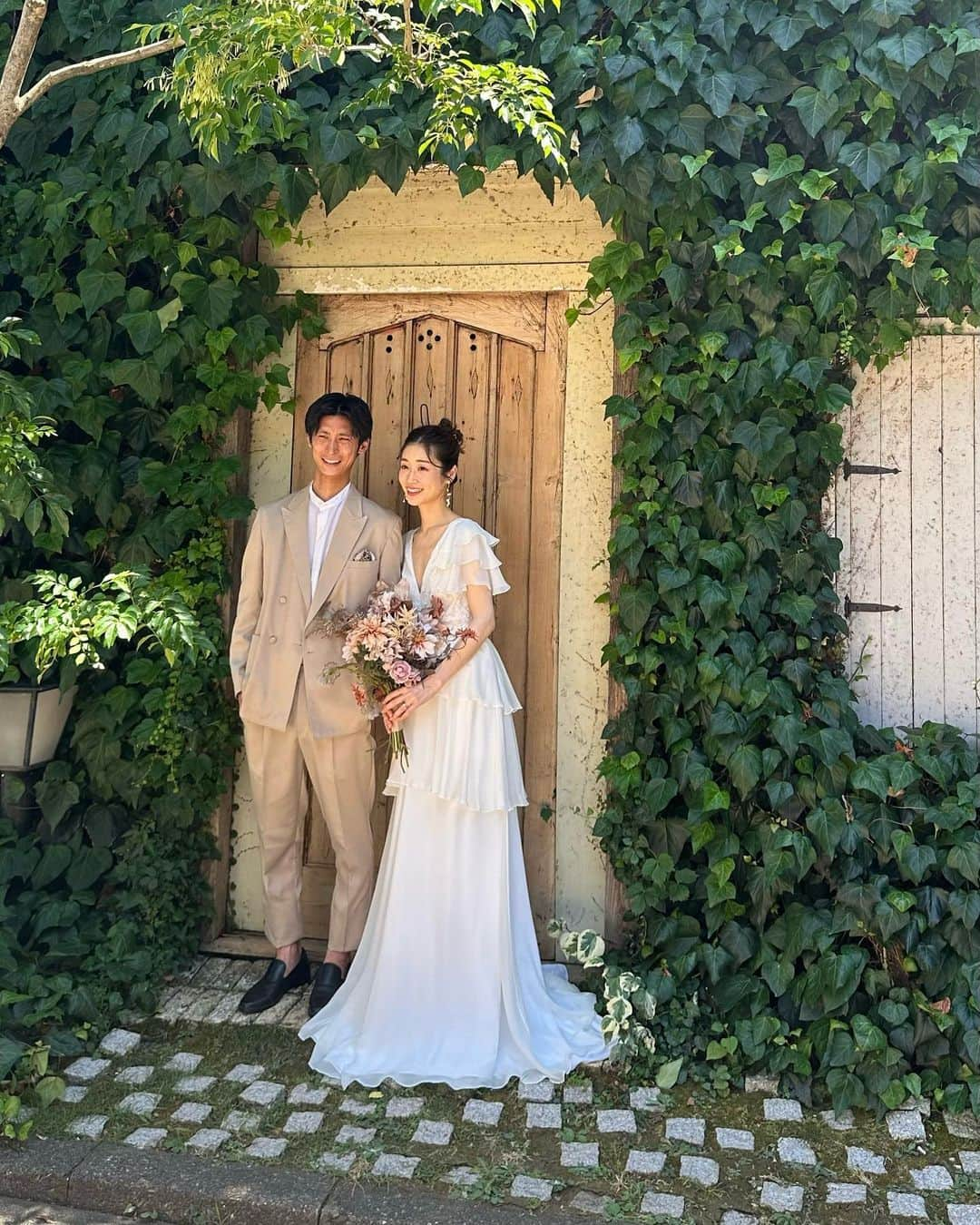 牧野結美のインスタグラム：「2人のオフショット👫🏻💕  遠めのお写真もお気に入りです💐  #後撮り #後撮りドレス #大人花嫁 #大人花嫁ドレス #前撮りドレス #インポートドレス #aラインドレス #プレ花嫁2023 #フォトウェディング #ナチュラルウェディング」