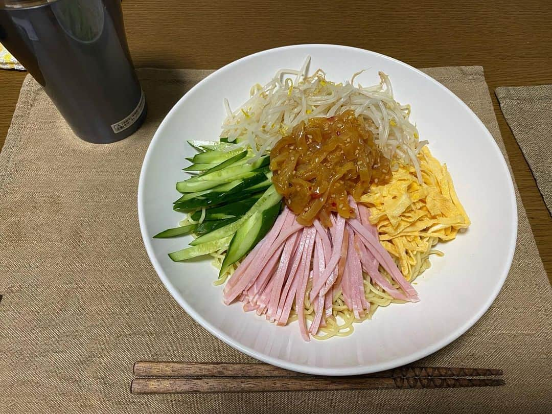 大河壮太さんのインスタグラム写真 - (大河壮太Instagram)「夕ご飯  いらっしゃい、冷やし中華 本当助かってます  夏、迷ったら冷やし中華orそうめん 止まらぬうまさ未だ継続中 いつまでうまいんだよ！！！  2人前作ってます 麺(スープ入り)170円 卵10個230円のうち2個 もやし20円 ハム170円 中華くらげ190円 きゅうり坪沼農家さんからのいただきもの  1人前300円ぐらい🤔  #夫婦飯 #宮城 #仙台 #移住 #お野菜太郎 #坪沼 #坪沼野菜」8月8日 19時46分 - 0831taro