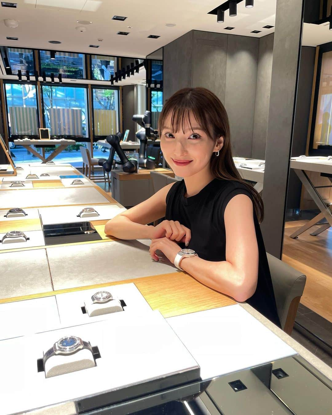 谷川菜奈のインスタグラム：「ウブロ 表参道ブティックにて開催中の HUBLOT LOVES SUMMER⌚️🍨   店内でつけさせてもらった時計がとても可愛くて、大人の女性の気分を味わえました☺ このイベントは時計だけではなくオリジナルアイスクリームやカフェルポミエでのドリンクもあったりして、 とっても美味しかった〜☺️   こちらのイベントは2023 年 8 月 1 日(火)〜31 日(木) の期間限定で開催されていて、 オリジナルアイスクリームは 2023 年 8 月 11 日(金)〜13 日(日)、19日(土)〜20 日(日)にキャンペーン参加で提供されるよ！   @hublot_japan @hublot_omotesando #HublotLovesSummer #Hublot#ウブロ」