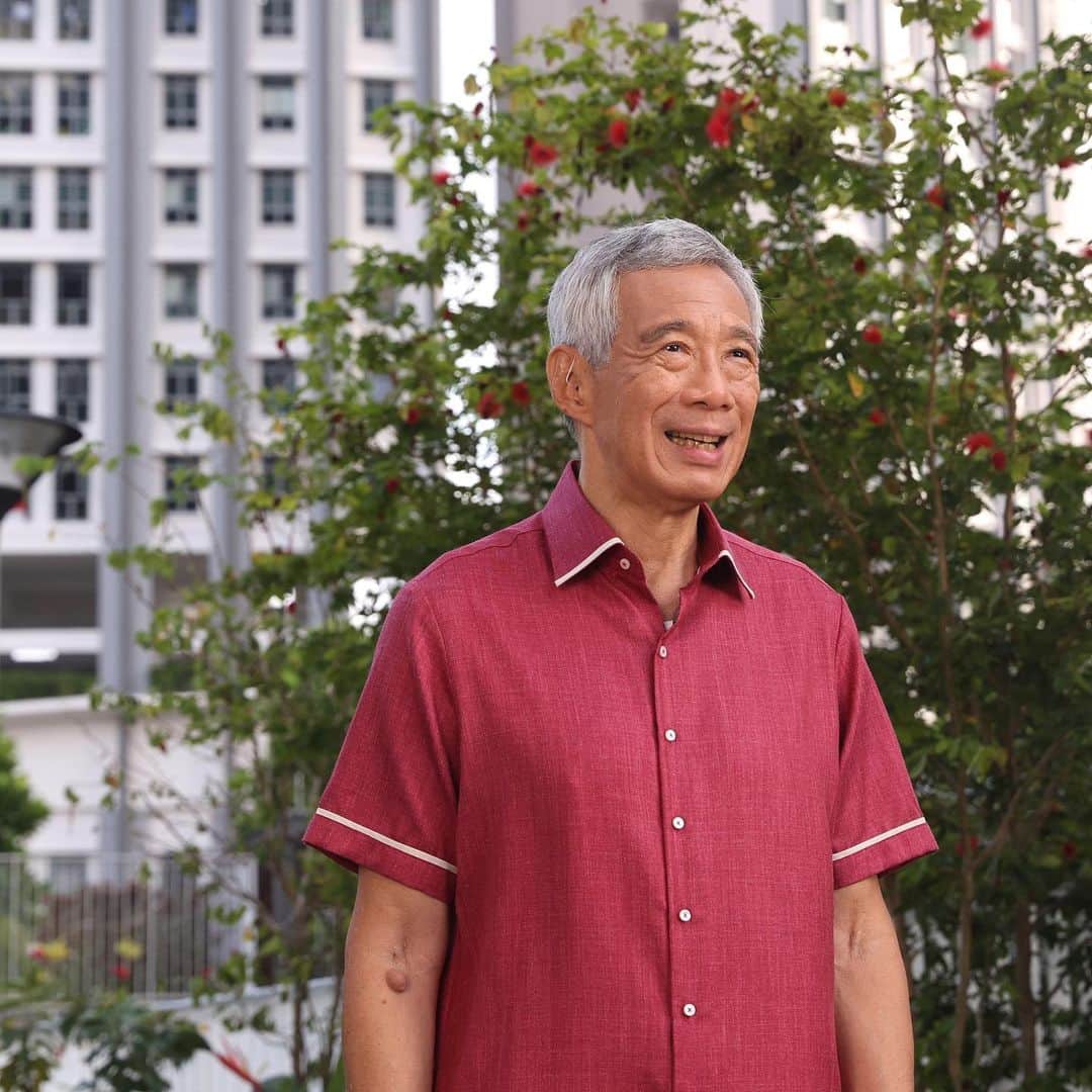 リー・シェンロンのインスタグラム：「Recently, we have seen a series of cases involving Ministers and MPs. We have dealt with them properly and transparently, to maintain our high standards of integrity and propriety, and to protect and strengthen your trust in the government and in the Singapore system.  We have a full agenda ahead. DPM @lawrencewongst and the 4G team have embarked on the Forward Singapore exercise and held dialogues with thousands of Singaporeans over the past year.   The goal of Forward Singapore is to refresh our social compact, to work with every citizen to collectively forge a vision of the Singapore that we seek to create, and chart how we can turn our dreams into reality.  One major aspiration of Singaporeans is housing. We must ensure public housing is accessible and affordable for Singaporeans of all income groups, and keep our housing schemes fair and inclusive. This is my government’s commitment to you, and we will deliver on it.  We are also making special efforts to serve a rapidly ageing population. Beyond physical infrastructure, we will improve community spaces and enhance programmes that keep seniors well in their golden years. We have progressively enhanced the CPF system, and are also providing targeted assistance to lower-income workers.  The Forward Singapore agenda covers much more: How to equip our people with the skills to learn and succeed throughout life; how to better care for the vulnerable; and how to deepen our solidarity and Singapore spirit. I have every confidence the 4G team will work closely with Singaporeans to take the country forward, together.  This National Day, as we look back on how far we have come, we can also look forward with hope. The best chapters of the Singapore story are yet to be written. Let us continue to dream boldly, work hard, and move Onward As One. Together we can face the future with confidence.  I wish all Singaporeans a very happy National Day! 🇸🇬  You can watch the Messages on the PMO YouTube channel at www.youtube.com/pmosingapore (click on the link in my profile).   – LHL  (MCI Photo by Betty Chua)」
