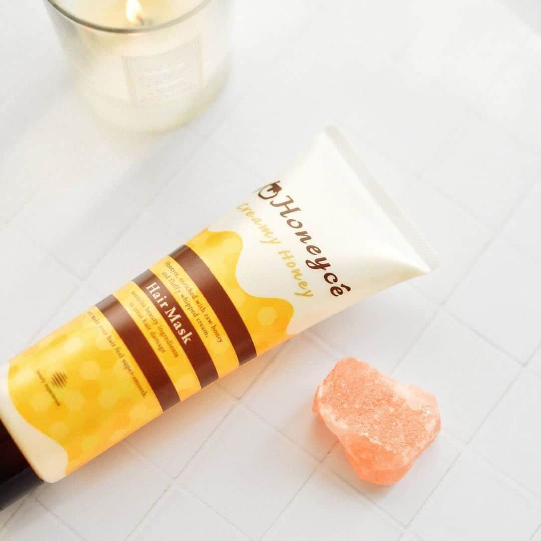 Honeyce(ハニーチェ) のインスタグラム：「ハニーチェ発売10周年🐝✨  いつもハニーチェをご愛顧いただきありがとうございます🍯  今夜は美容デーとして、ハニーチェのヘアマスクを使った集中ケアはいかがですか？  夏の紫外線でパサついた髪や、ハイトーンカラーでの髪のパサつき、毎日のヘアアイロンによる髪のダメージ。 これらの3大ダメージにハニーチェなら補修＆予防してくれます💓  いつものトリートメントからヘアマスクに代えて ぜひ髪の集中ケアをしてみてくださいね♪  公式オンラインショップはプロフィールのリンクからcheck →@honeyce8  #ハニーチェ #honeyce  #はちみつシャンプー #トリートメント #ヘアマスク #ヘアミルク #ヘアオイル」