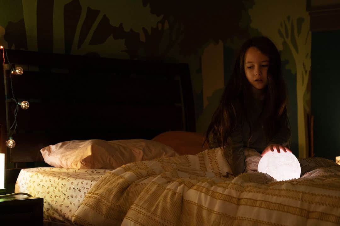 20世紀フォックス映画さんのインスタグラム写真 - (20世紀フォックス映画Instagram)「🕯️『ブギーマン』𝑪𝑯𝑨𝑹𝑨𝑪𝑻𝑬𝑹   ソーヤー・ハーパー（ヴィヴィアン・ライラ・ブレア）   おてんばでゲーム好きな次女。 一家で最初にブギーマンの存在に気づく。   暗闇を怖がる彼女の部屋は、 たくさんのライトが光っている―。   8/18(金)公開🕯️  #暗い顔してるとブギーマンが来るよ #ブギーマン #映画 #洋画 #ヴィヴィアンライラブレア」8月8日 20時00分 - 20thcenturyjp