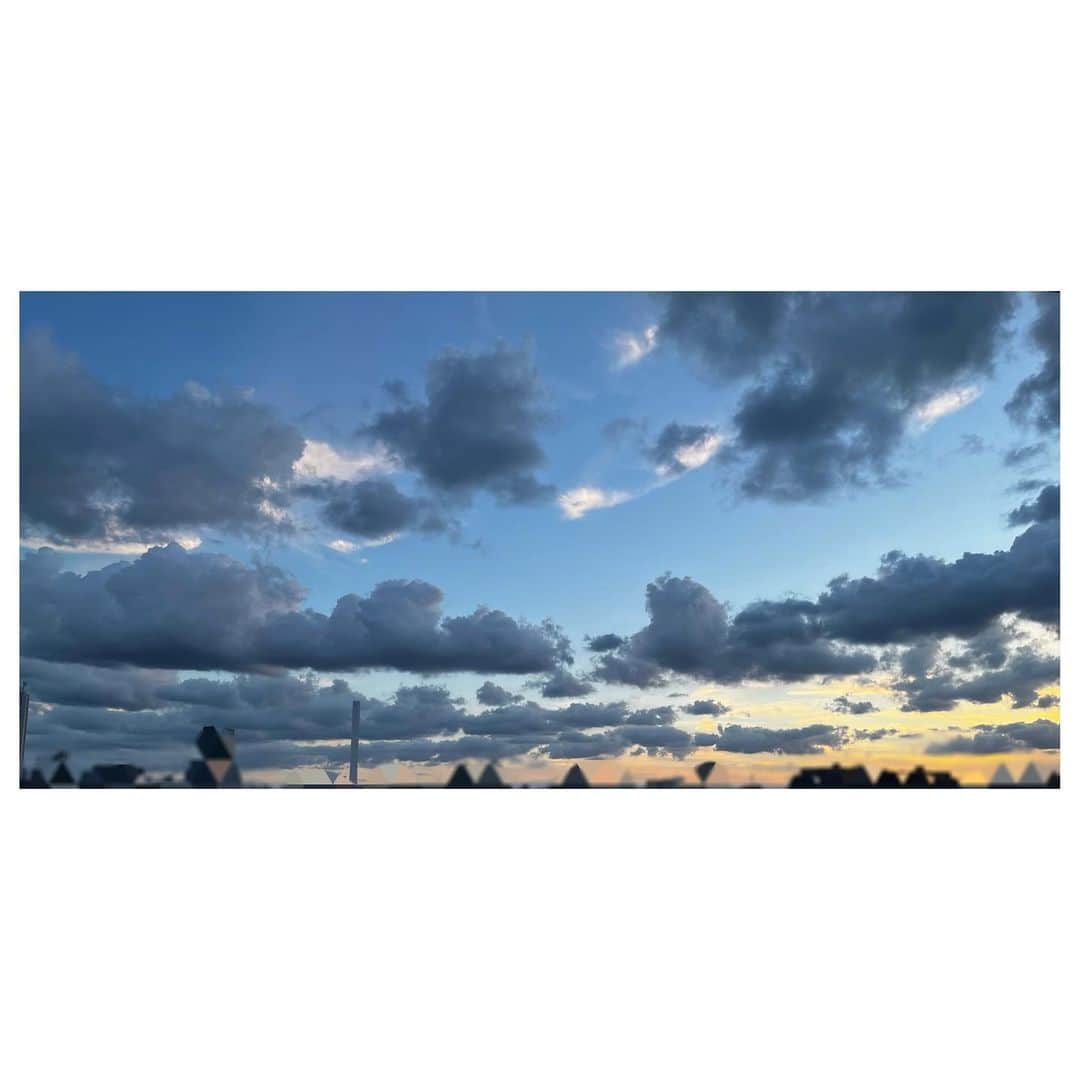 唯月ふうかさんのインスタグラム写真 - (唯月ふうかInstagram)「整列してる雲。 美味しそうな雲。 重たそうな雲。 雲っぽい雲。  最近、不思議な形を見つけたら、写真におさめるようにしてます☁️😚   #雲  #空   #唯月ふうか」8月8日 19時53分 - fuka_yuduki