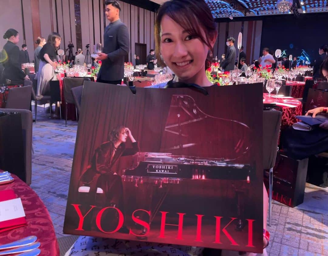 宍戸真詩美のインスタグラム：「YOSHIKIディナーショー🎹  年々良い席が当たって嬉しい限り🌹  今回の紙袋はこんな感じ🛍️  #yoshikiディナーショー2023 #yoshiki #yoshikitty #yoshikiディナーショー #グランドハイアット #x #xjapan #xjapanyoshiki #kitty #キティ #ヨシキティ #ディナーショー　#東京 #六本木 #ピアノ」