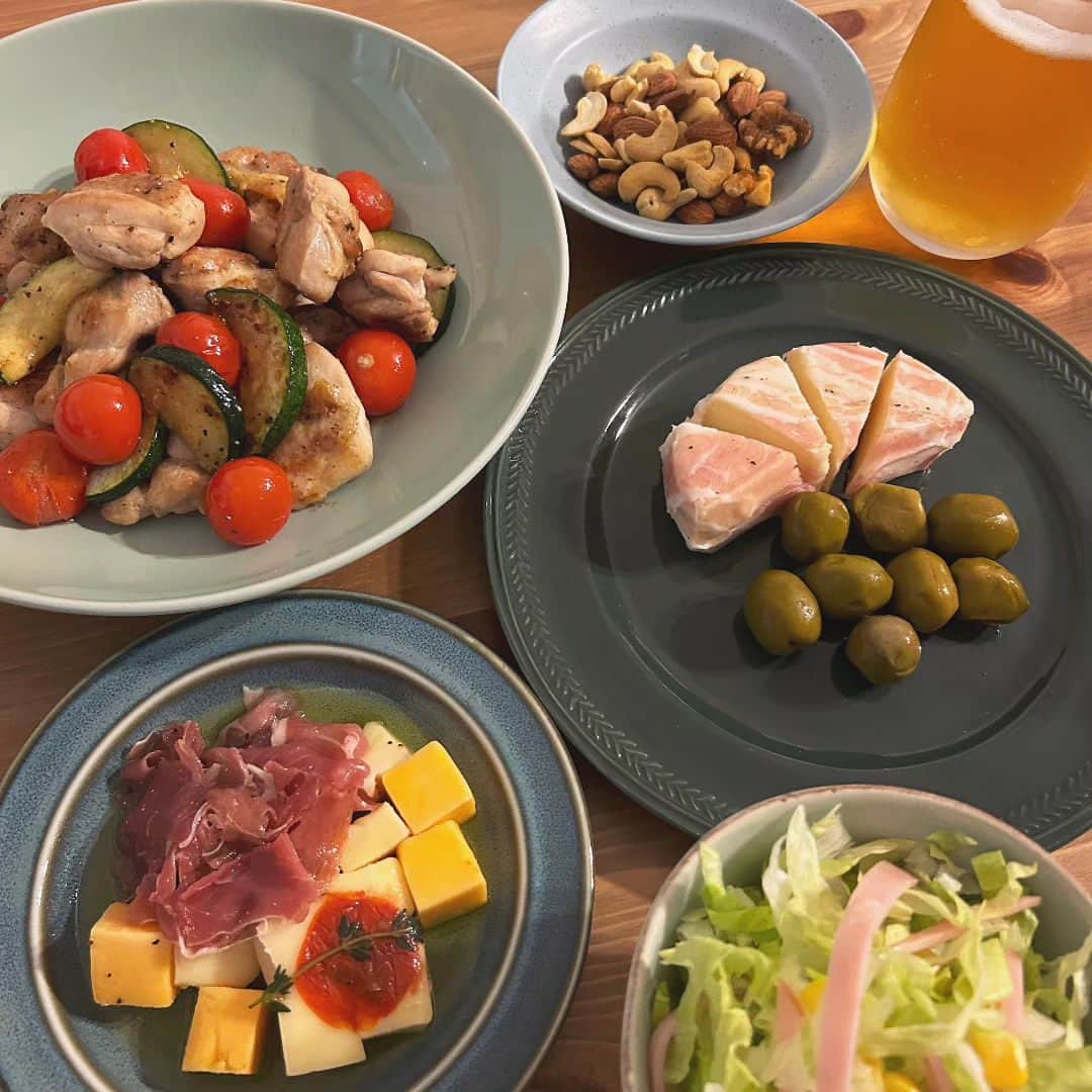中川知香のインスタグラム：「🧀 ゆりがくれたおしゃれおつまみセットのおかげで、一瞬で豪華なおつまみになった。ゆりありがとう♡だいぶ前に食べたの今更載せる。  ブラックペッパー炒めはよく作る我が家のおつまみの定番です。  #中川知香」