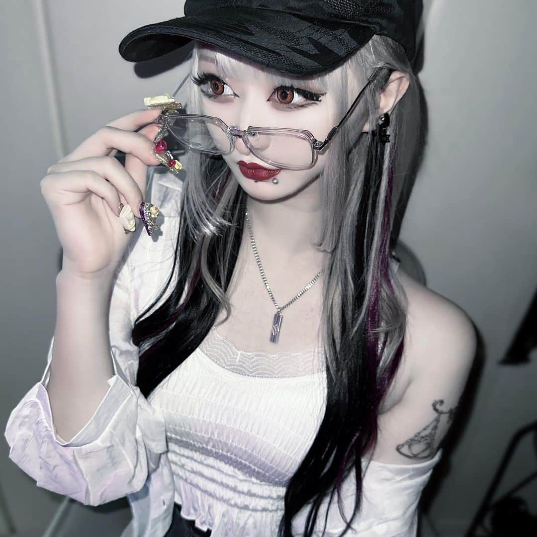 あんりゴンのインスタグラム：「夏の女になりました😈  来てるお洋服は上下ともSHEINです🪽 商品ID キャミ: 9879516 シャツ: 10243878 パンツ: 15718226 メガネ: 15705878  クーポンコード【B2SJP181】で  お買い上げ金額1～5,999円まではセール価格より15%OFF 6,000円以上は20%OFFになるよ！ ぜひ使ってね🫶  ♱ Get your back-to-school looks on lock ♱   #firstdayvibes #backtoshool #sheinforall #ad」