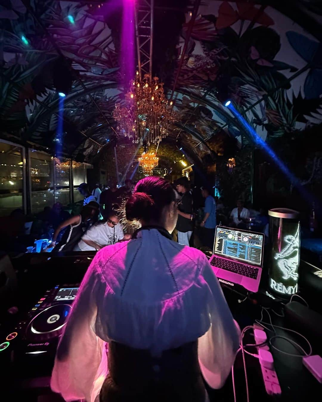 parisaのインスタグラム：「Amapiano to the world… ❤️ My live set from @houseofyanos @viidubai is out now on SoundCloud 🎵 Arigato, Dubai 🇦🇪」