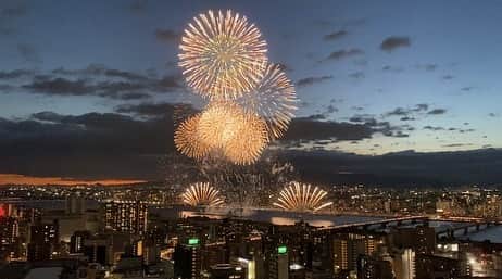 西川可奈子のインスタグラム：「8月5日の淀川花火🎇 何年ぶりだろか…。 最高でした。 家族親戚大集合✨ いい夏休み🌻  #淀川花火大会  #夏の思い出  #地元」