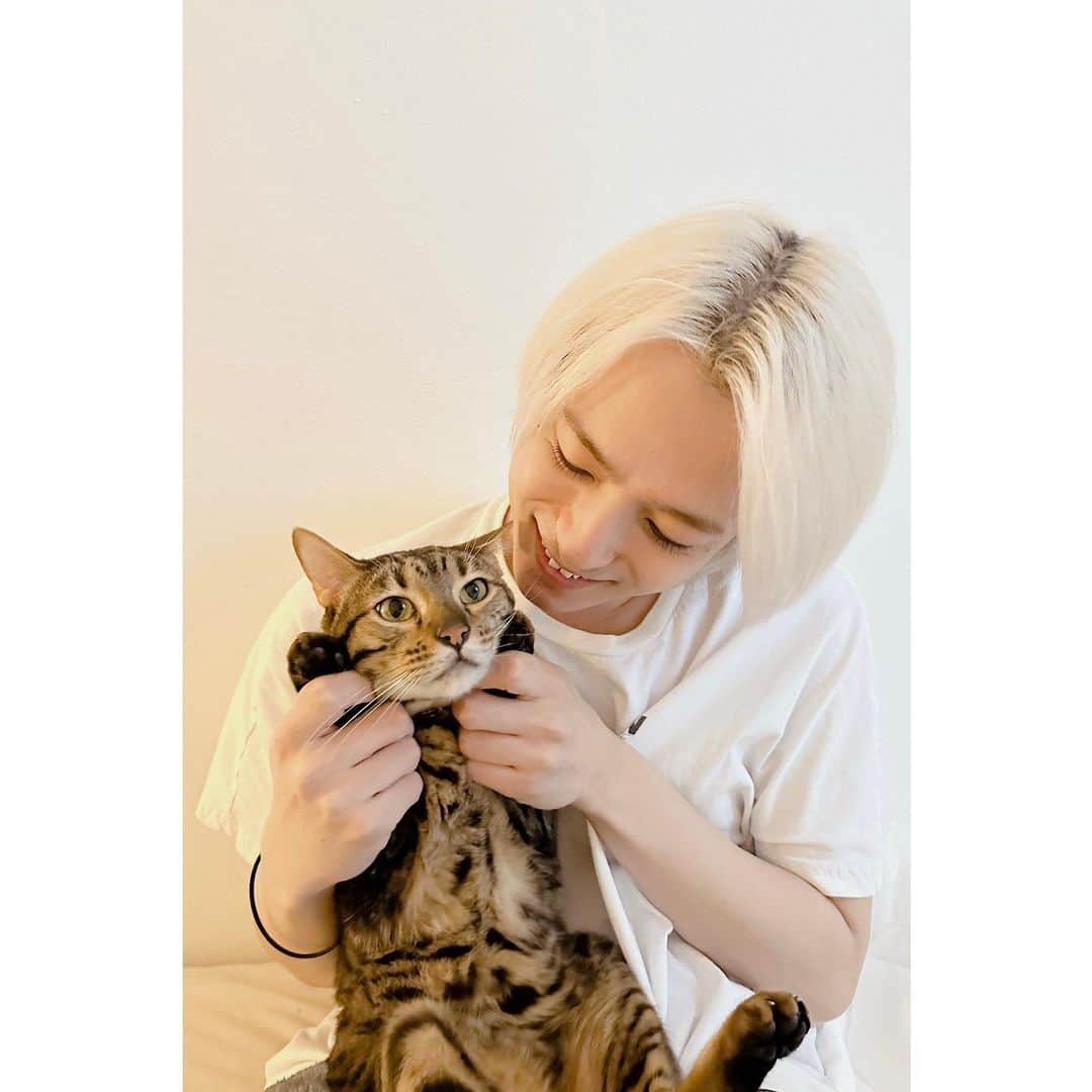 和田颯のインスタグラム：「. ちょっと前の写真だけどお気に入りだからこれで！ エトさん誕生日おめでとう！！ 4歳かー！！！はやいなー！！！ 元気でやんちゃなエトさんらぶ🫶🏻 これからも元気でいてくれー🔥」