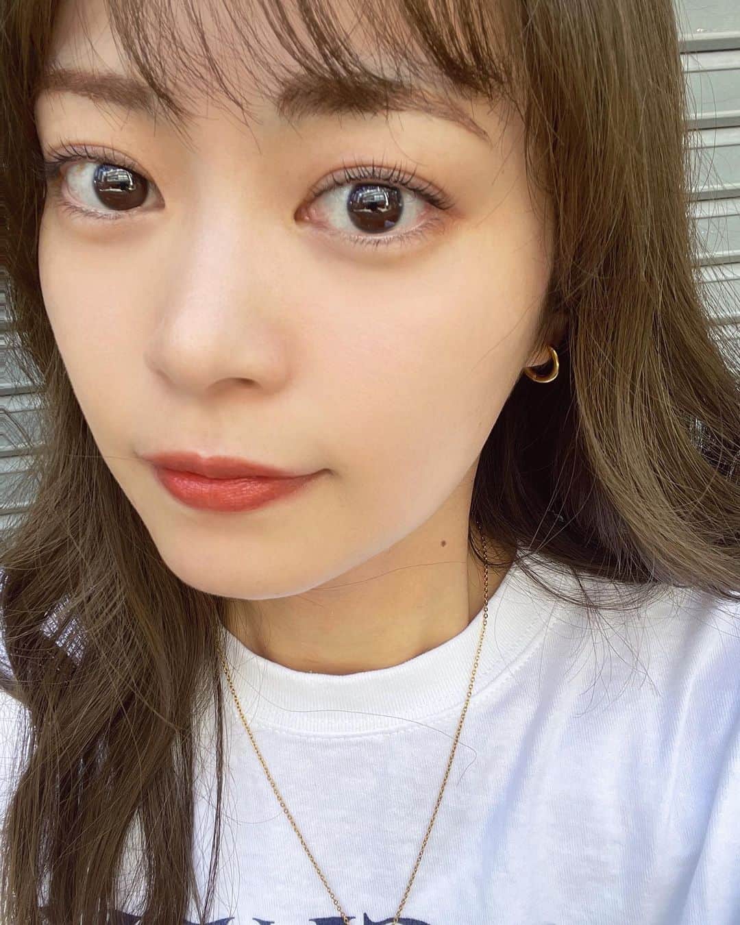前田亜美のインスタグラム：「. どあっぷで失礼します……( .ˬ.)". 久しぶりにまつげパーマしたよ〜〜〜 . . まつげが上がってるだけで気分もいいし、メイクの時短にもなるし目に光も入るしいい事しかないよお✌️. . . 全くまつ毛と関係ないんだけど… サロンで日焼け止め塗るために指輪を外して、絶対に忘れない！って思ってテーブル置いてたのに… しっかり忘れてお店でちゃって、、連絡くれるまで全く気が付かなかった🥹笑 優しい世界‪( ´• ͜ •` )♡‬助かりました、、 . . @une_fleur_noa ありがとうございました🙏🏻´-   #まつげパーマ  #まつパ  @une_fleur_eyebrow」