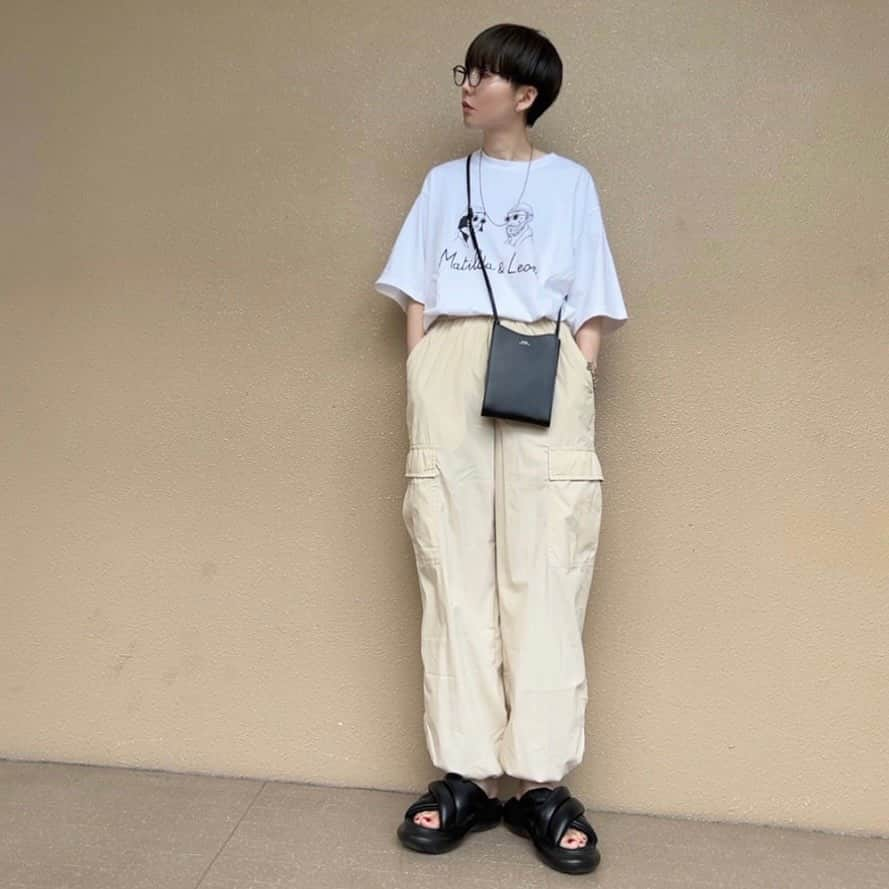 坪田めぐみさんのインスタグラム写真 - (坪田めぐみInstagram)「・ UNIQLO購入品。  今さらだけどやっと購入できました。 #イージーカーゴパンツ   クリーミーな色だから ワントーンで着ても 真っ白にならないのが気に入ってます。  レオン＆マチルダTと♡ ・ ・ ・ ・Tシャツ  #canaljean . ・パンツ　#uniqlo . ・バッグ　#apc . ・サンダル　#gu . ・ ・ ・ ・ ・ ・ @uniqlo_with  #uniqlo購入品 #uniqloコーデ #ユニクロ #ユニクロ購入品 #ユニクロコーデ #夏コーデ #カーゴパンツ #ユニクロカーゴパンツ #uniqloカーゴパンツ #大人カジュアル #大人カジュアルコーデ #ワントーンコーデ #モノトーンコーデ #着回しコーデ #着回し #マッシュショート #マッシュ #マッシュ女子」8月8日 20時03分 - meg1006t