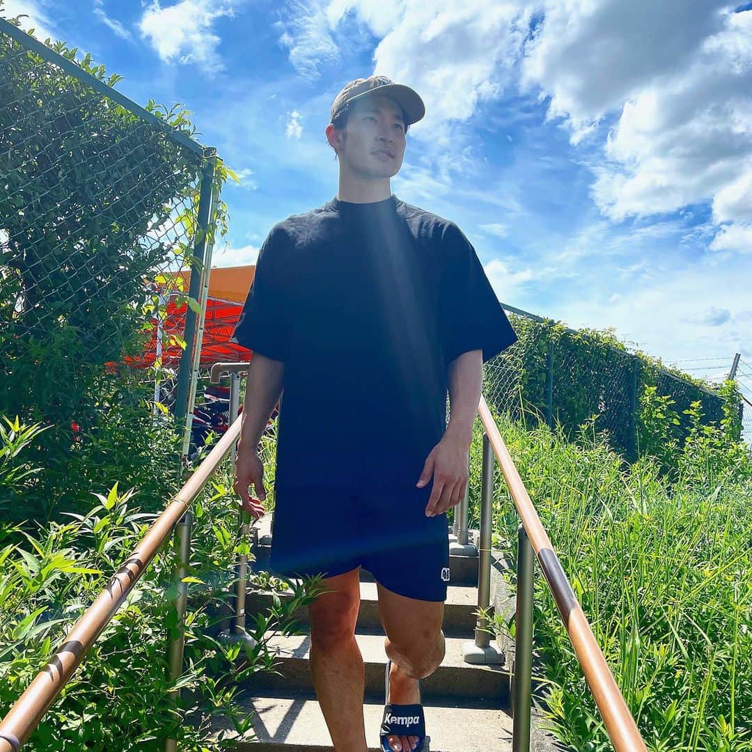 吉野樹のインスタグラム：「. #Nogret  Tシャツオーバーサイズでかわちい🥰🥰 短パンもこの暑い季節通気性良くていいですよー！✌️  @nogret_1933  ⬆️✅check  めっちゃ天気の子みたいになったww  撮影者📸 @ishahiro16   #nogret #nogret1933  #handball」