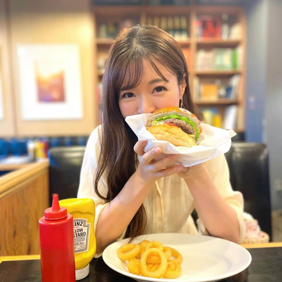 高橋としみのインスタグラム：「何年ぶりに食べたハンバーガー🍔 なんと美味しいのでしょう🤤  次は何年後かな☹️  WBCの年かな😌  #ハンバーガー#🍔#表参道ヒルズ」