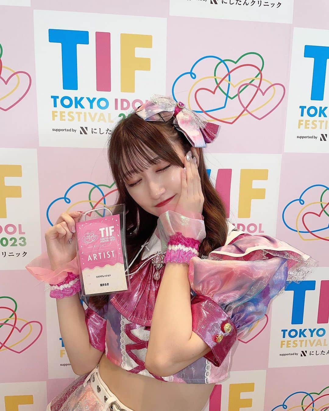 葵井るきさんのインスタグラム写真 - (葵井るきInstagram)「🌈  2023.8.6 #TIF2023  改めて本当に有難うございました🪄  毎年夏が来る度悔しくて来年こそはって何年も思い続けたステージにみんなのおかげで今年は立つことができました！本当に有難う😭 ずっと夢だったTIFのステージに立てたこと、ステージから見た景色時間みんなの顔、私のアイドル人生の中でずっと忘れらない大切な宝物になったよ💎  るきね本当にファンのみんなが自慢だよ。 TIFに出れたことはもちろんだけどね、それ以上にファンのみんなが自分のことのようにTIFに出演できたことを一緒に喜んでくれておめでとうってしてくれて泣いて喜んでくれた方もいてそれが本当に嬉しかった😭TIFに連れてきてくれて有難うって沢山伝えてくれたけど、連れて来てもらったのは私だよ。連れて来てくれて有難う。✨  ここまで諦めずアイドル続けて来て本当に良かった🫧  どんな時でも私に着いてきてくれてラブアグに着いてきてくれて本当にありがとう。最高の夏の思い出をありがとう🌻 これからもそばにいてくれたら嬉しいです、、、♡  写真本番前に撮ったから緊張して顔ひきつってるな（笑） このパスもこの背景で写真撮るのも夢だったから嬉しい😭」8月8日 20時05分 - ruuki_gram_