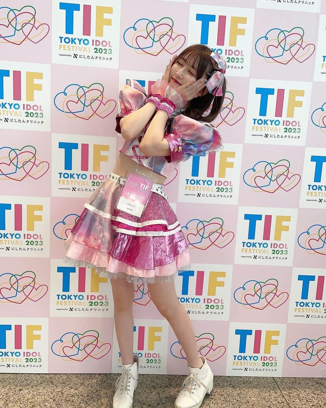 葵井るきさんのインスタグラム写真 - (葵井るきInstagram)「🌈  2023.8.6 #TIF2023  改めて本当に有難うございました🪄  毎年夏が来る度悔しくて来年こそはって何年も思い続けたステージにみんなのおかげで今年は立つことができました！本当に有難う😭 ずっと夢だったTIFのステージに立てたこと、ステージから見た景色時間みんなの顔、私のアイドル人生の中でずっと忘れらない大切な宝物になったよ💎  るきね本当にファンのみんなが自慢だよ。 TIFに出れたことはもちろんだけどね、それ以上にファンのみんなが自分のことのようにTIFに出演できたことを一緒に喜んでくれておめでとうってしてくれて泣いて喜んでくれた方もいてそれが本当に嬉しかった😭TIFに連れてきてくれて有難うって沢山伝えてくれたけど、連れて来てもらったのは私だよ。連れて来てくれて有難う。✨  ここまで諦めずアイドル続けて来て本当に良かった🫧  どんな時でも私に着いてきてくれてラブアグに着いてきてくれて本当にありがとう。最高の夏の思い出をありがとう🌻 これからもそばにいてくれたら嬉しいです、、、♡  写真本番前に撮ったから緊張して顔ひきつってるな（笑） このパスもこの背景で写真撮るのも夢だったから嬉しい😭」8月8日 20時05分 - ruuki_gram_