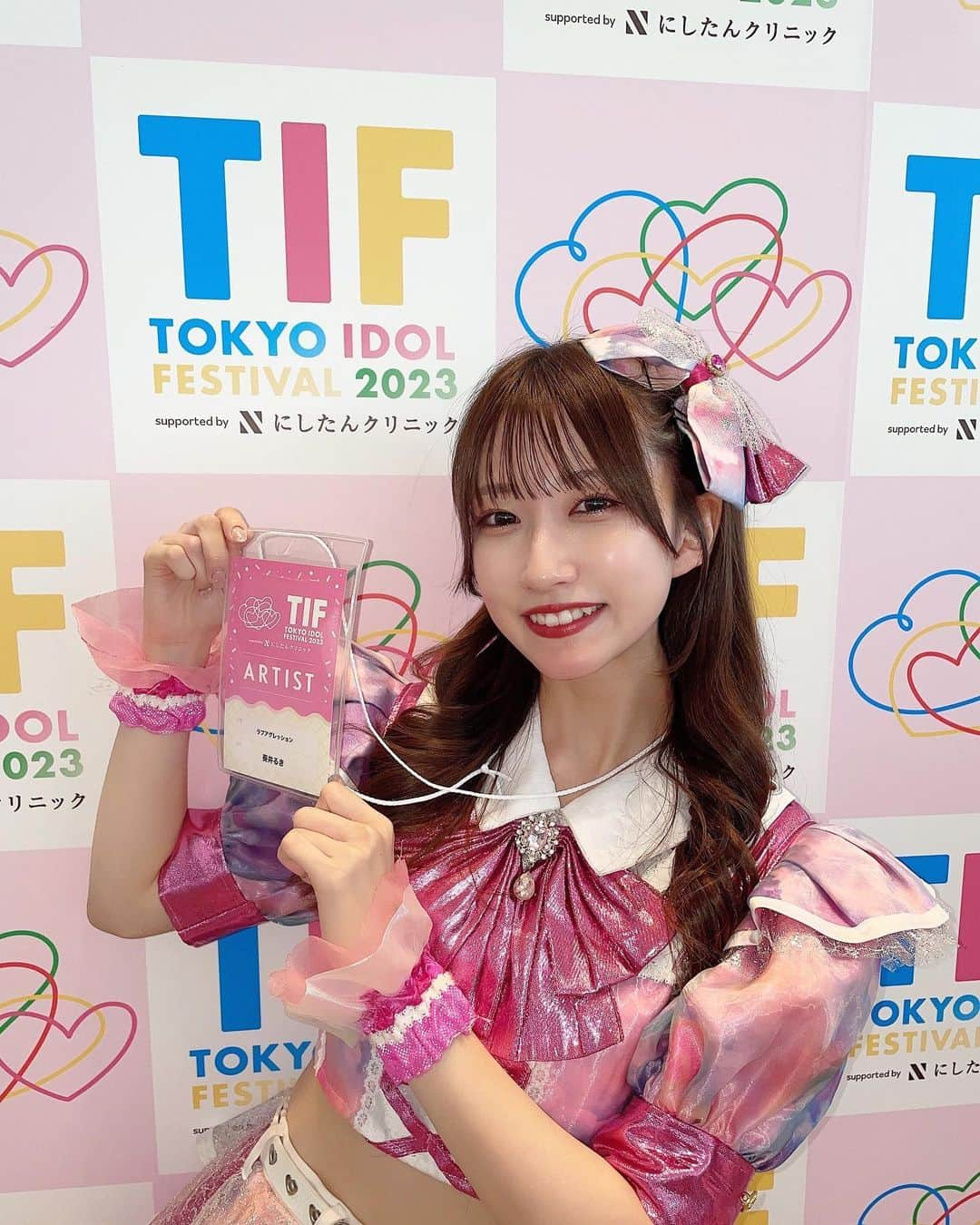 葵井るきのインスタグラム：「🌈  2023.8.6 #TIF2023  改めて本当に有難うございました🪄  毎年夏が来る度悔しくて来年こそはって何年も思い続けたステージにみんなのおかげで今年は立つことができました！本当に有難う😭 ずっと夢だったTIFのステージに立てたこと、ステージから見た景色時間みんなの顔、私のアイドル人生の中でずっと忘れらない大切な宝物になったよ💎  るきね本当にファンのみんなが自慢だよ。 TIFに出れたことはもちろんだけどね、それ以上にファンのみんなが自分のことのようにTIFに出演できたことを一緒に喜んでくれておめでとうってしてくれて泣いて喜んでくれた方もいてそれが本当に嬉しかった😭TIFに連れてきてくれて有難うって沢山伝えてくれたけど、連れて来てもらったのは私だよ。連れて来てくれて有難う。✨  ここまで諦めずアイドル続けて来て本当に良かった🫧  どんな時でも私に着いてきてくれてラブアグに着いてきてくれて本当にありがとう。最高の夏の思い出をありがとう🌻 これからもそばにいてくれたら嬉しいです、、、♡  写真本番前に撮ったから緊張して顔ひきつってるな（笑） このパスもこの背景で写真撮るのも夢だったから嬉しい😭」