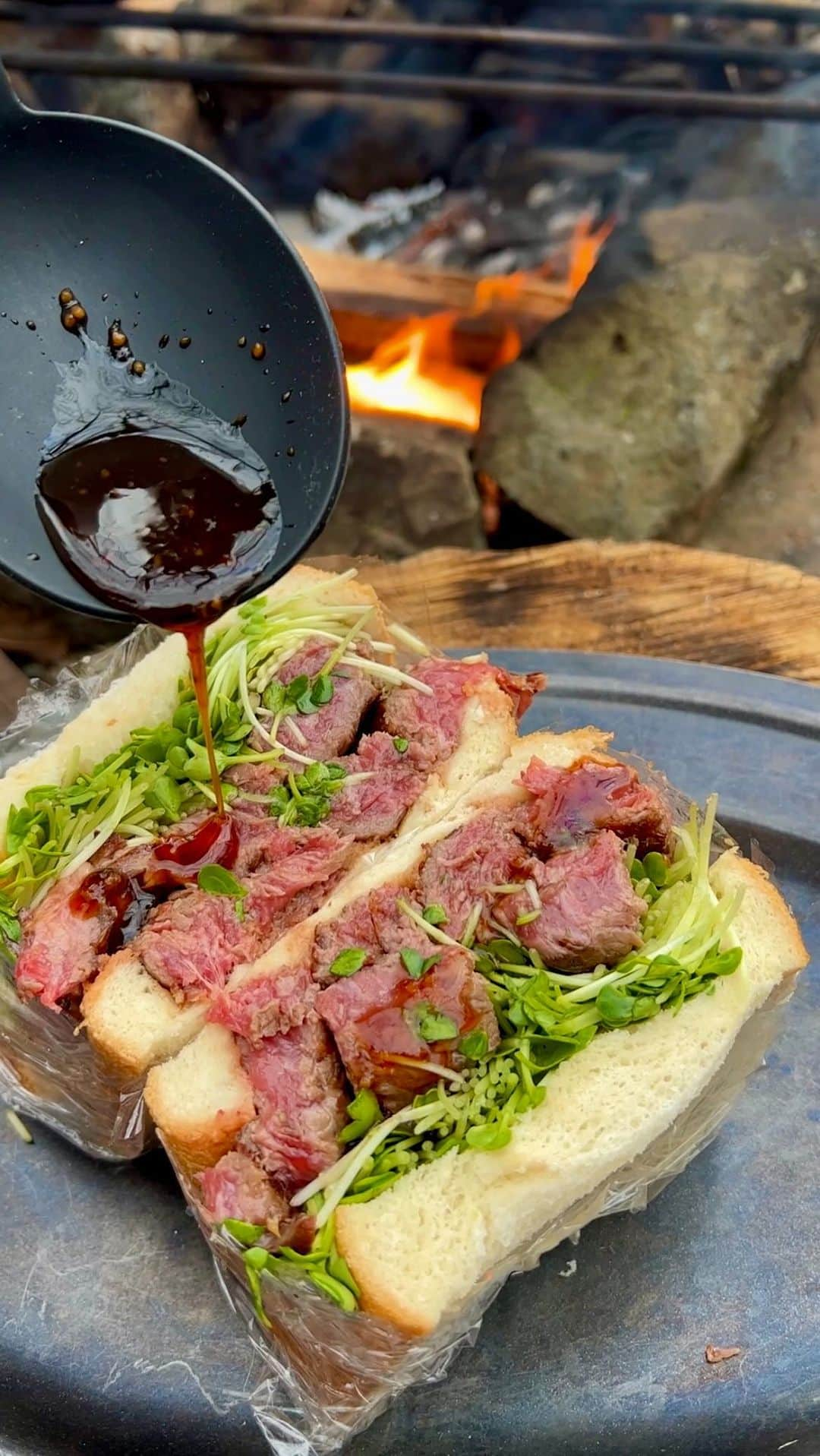 marikoのインスタグラム：「ステーキサンド🍞🥩  思いっきり頬張りたーい❤︎  #camp  #outdoor #camping  #キャンプ　#アウトドア　#自然 　#ソトアソビ　#キャンプ飯　#焚き火 　#テント #バトニング 　#ソロキャンプ 　#女子キャンプ　#焚き火女子 #外ご飯　#outdoorlife #campinglife #焚き火料理　#ごはん　 #アウトドア料理　 #マルチグリドル　#焚き火kitchen #奥琵琶湖キャンプ場 #直火okなキャンプ場」