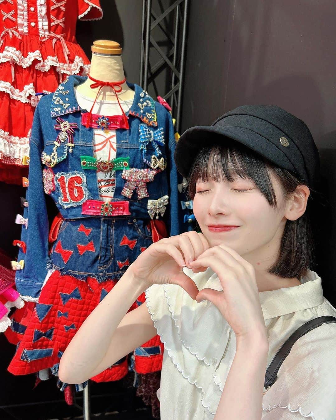 浅井七海さんのインスタグラム写真 - (浅井七海Instagram)「. AKB48大衣装展 行ってきたよ👗  私のセンター曲を披露した時に 着た衣装飾ってあって嬉しかった🥹✨️  可愛い以上沢山飾ってあって眼福。  AKB48 stage costume Exhibition I've been there👗  When I performed my center song I was happy to see the clothes I wore 🥹✨️  I'm happy to see so many cute stage costume.  #AKB48 #大丸東京店 #akb48大衣装展」8月8日 20時06分 - naamin48_